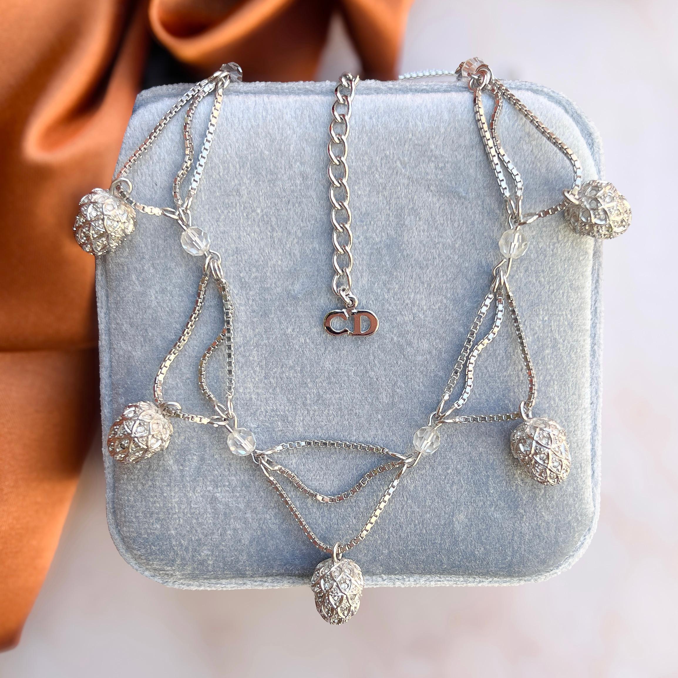 Diese elegante Halskette von Christian Dior wurde in den 1990er Jahren angefertigt, als John Galliano für das französische Modehaus entwarf.

Zustandsbericht:
Ausgezeichnet

Die Details...
Diese rhodinierte, kastenförmige Halskette hat ein