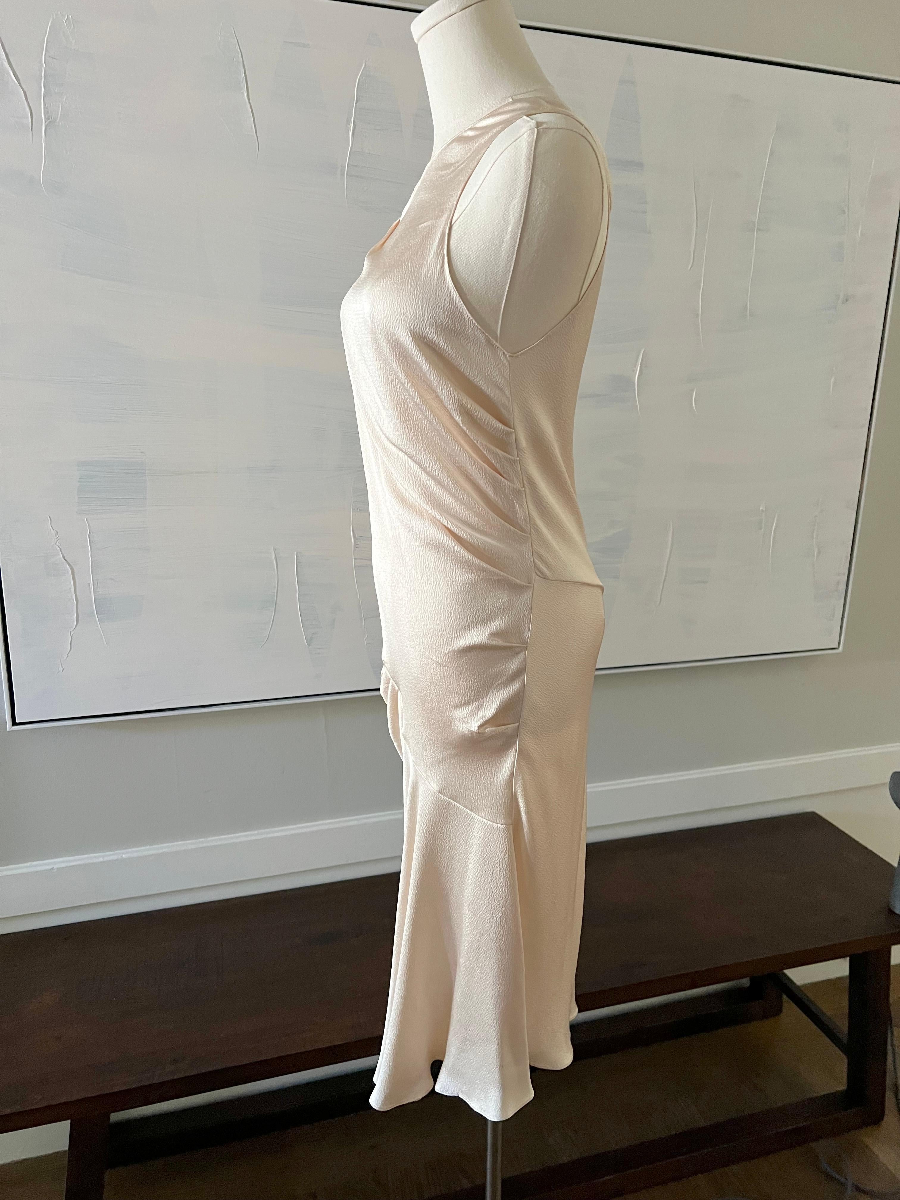 Questo abito in seta martellata di John Galliano for Christian Dior in un leggero color avorio/blush aspetta solo di essere indossato per un bridal shower, una cena di prova, un matrimonio in tribunale o una qualsiasi festa in giardino. Con i