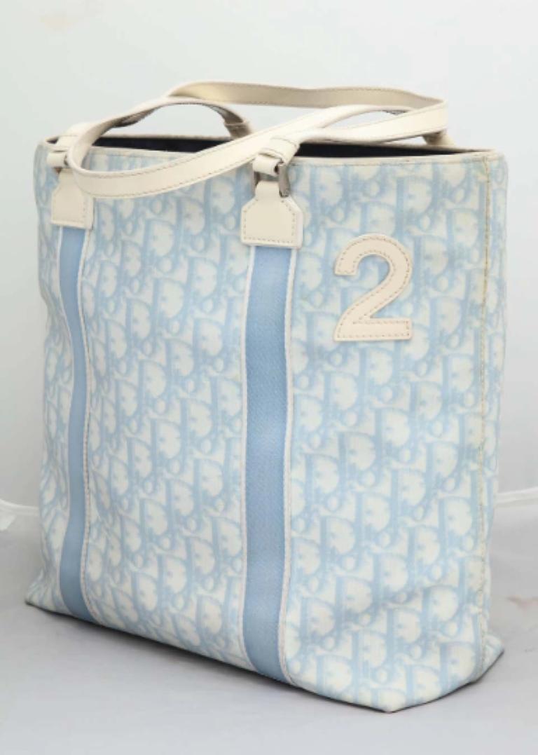 Oblique Tote Bag mit „2“ in Hellblau mit Logo von John Galliano für Christian Dior im Zustand „Relativ gut“ im Angebot in Hoffman Estates, IL
