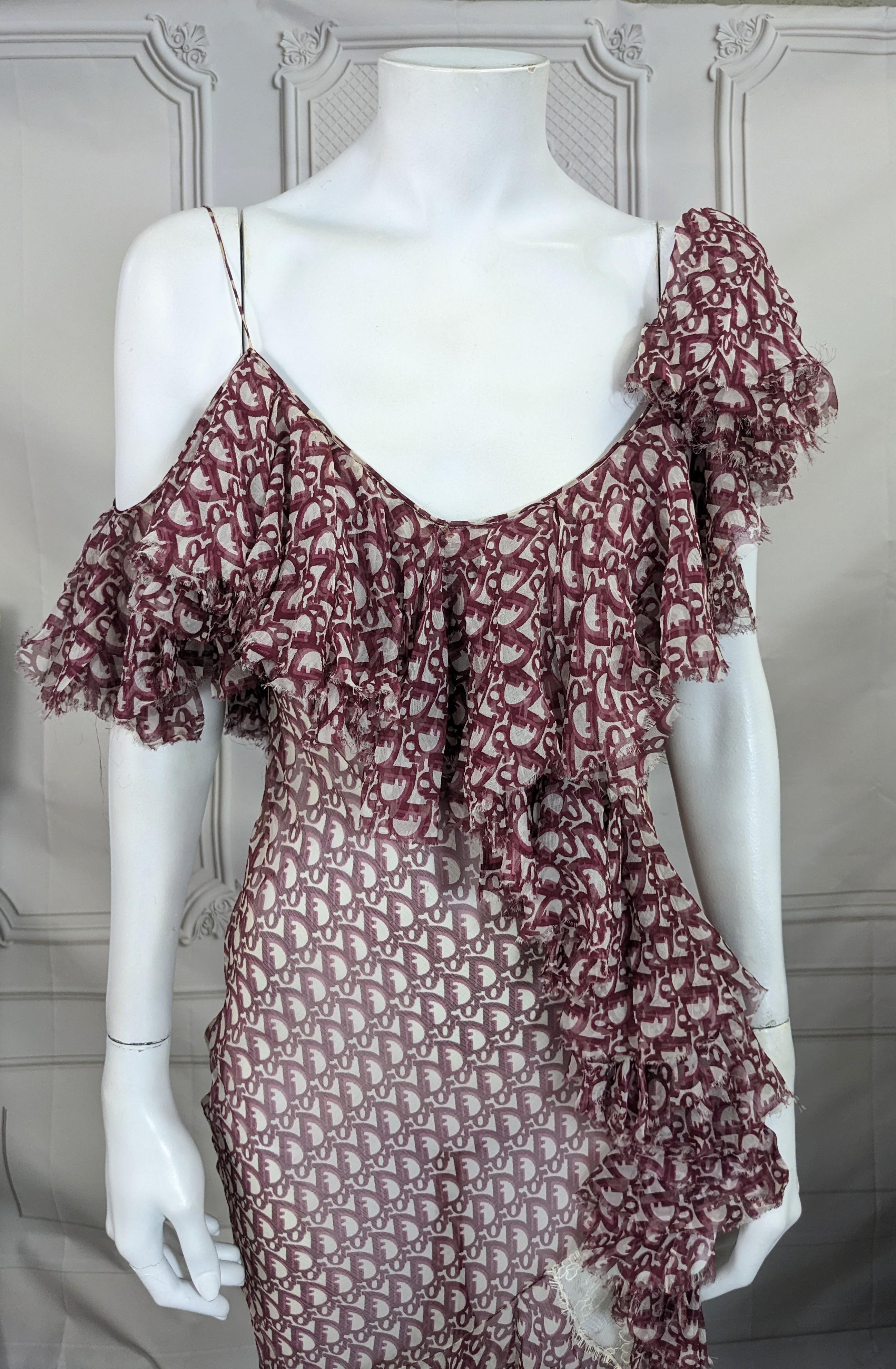 Incroyable John Galliano for Christian Dior Oblique robe en mousseline de soie imprimée Automne/Hiver 2000 -  2001. Coupe de biais asymétrique avec des volants profonds et des  volants. Imprimé en bordeaux sur un fond ivoire en mousseline de soie