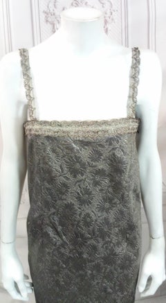 John Galliano pour Christian Dior, collection printemps-été 1998 « In A Boudoir Mood » : robe longue en lamé argenté