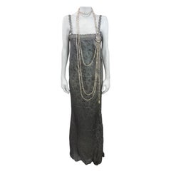 John Galliano pour Christian Dior, collection printemps-été 1998 « In A Boudoir Mood » : robe longue en lamé argenté