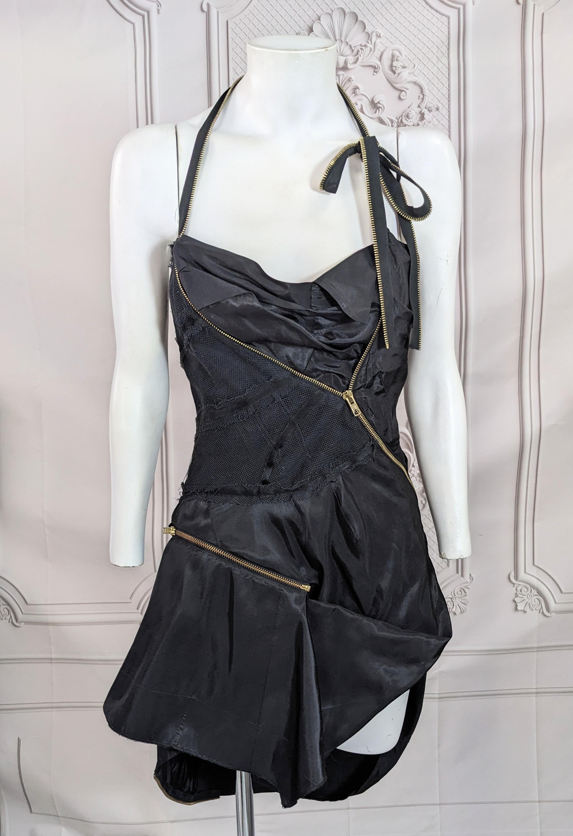  John Galliano für Christian Dior Frühjahr/Sommer 2001 TRAILER TRASH collection . Asymmetrisch  kurzes Abendkleid aus schwarzem Taft, Baumwollköper und Tüll mit funktionellen Metallreißverschlüssen, die die Form, Länge und Silhouette des Kleides