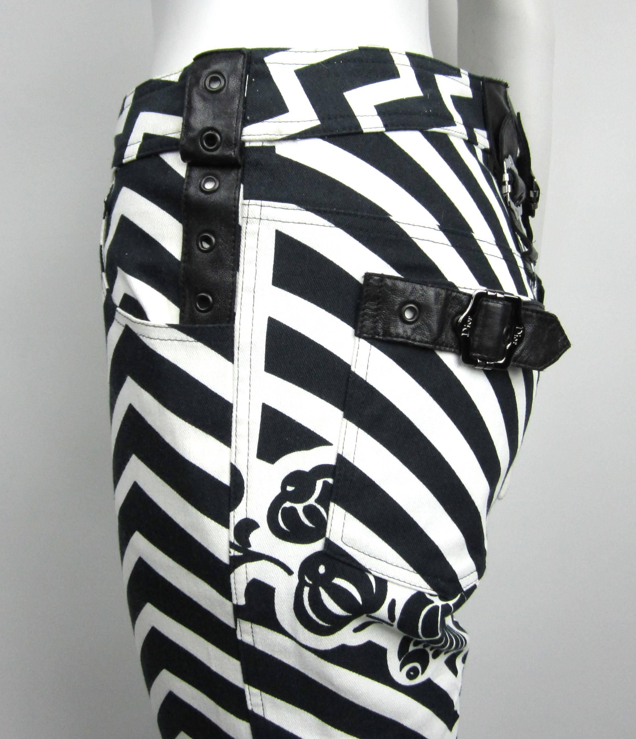 Stunning Dior Black and White Graphic Print Pants. Belt hoops leather on the sides. Black leather buckles on the back. Measures Waist 29 inch - Hips up to 35 inch - Inseam 29 inch. In Excellent condition.  Labeled a size 4. This is out of a massive