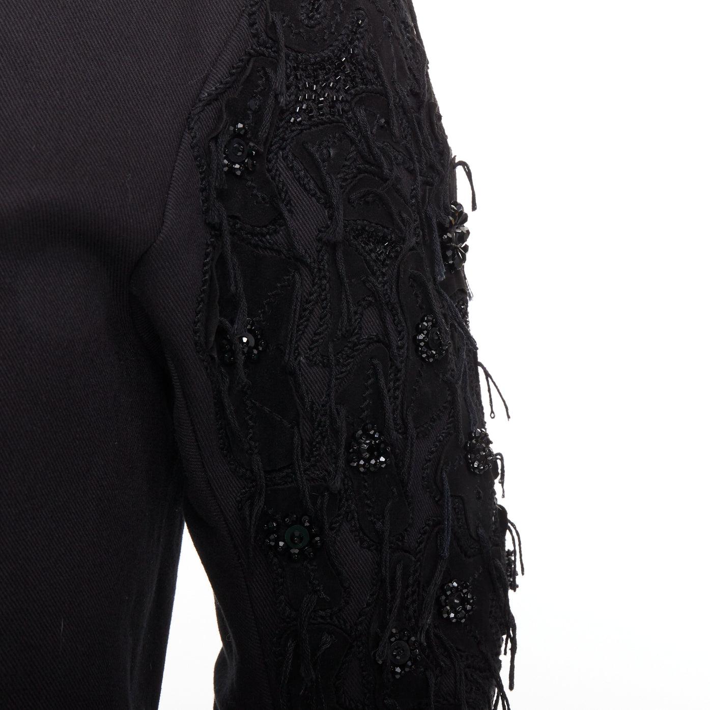 John Galliano giacca doppiopetto in cotone con maniche impreziosite da frange, colore nero FR46 S.
Riferimento: SYYG/A00004
Marchio: John Galliano
Materiale: Cotone
Colore: nero
Modello: Floreale
Chiusura: bottone
Fodera: Tessuto nero
Dettagli
