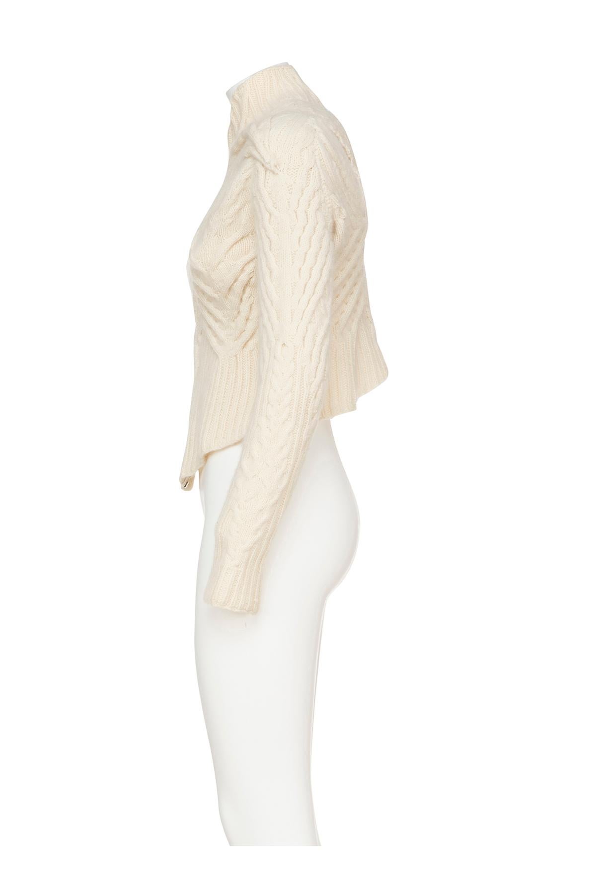 Herbst Winter 1990 ikonische und seltene anatomische und strukturierte Strickjacke mit Ausschnitt aus der Kollektion 'Fencing' von John Galliano
Reißverschluss auf der Vorderseite
70% Wolle 20% Angora 10% Nylon