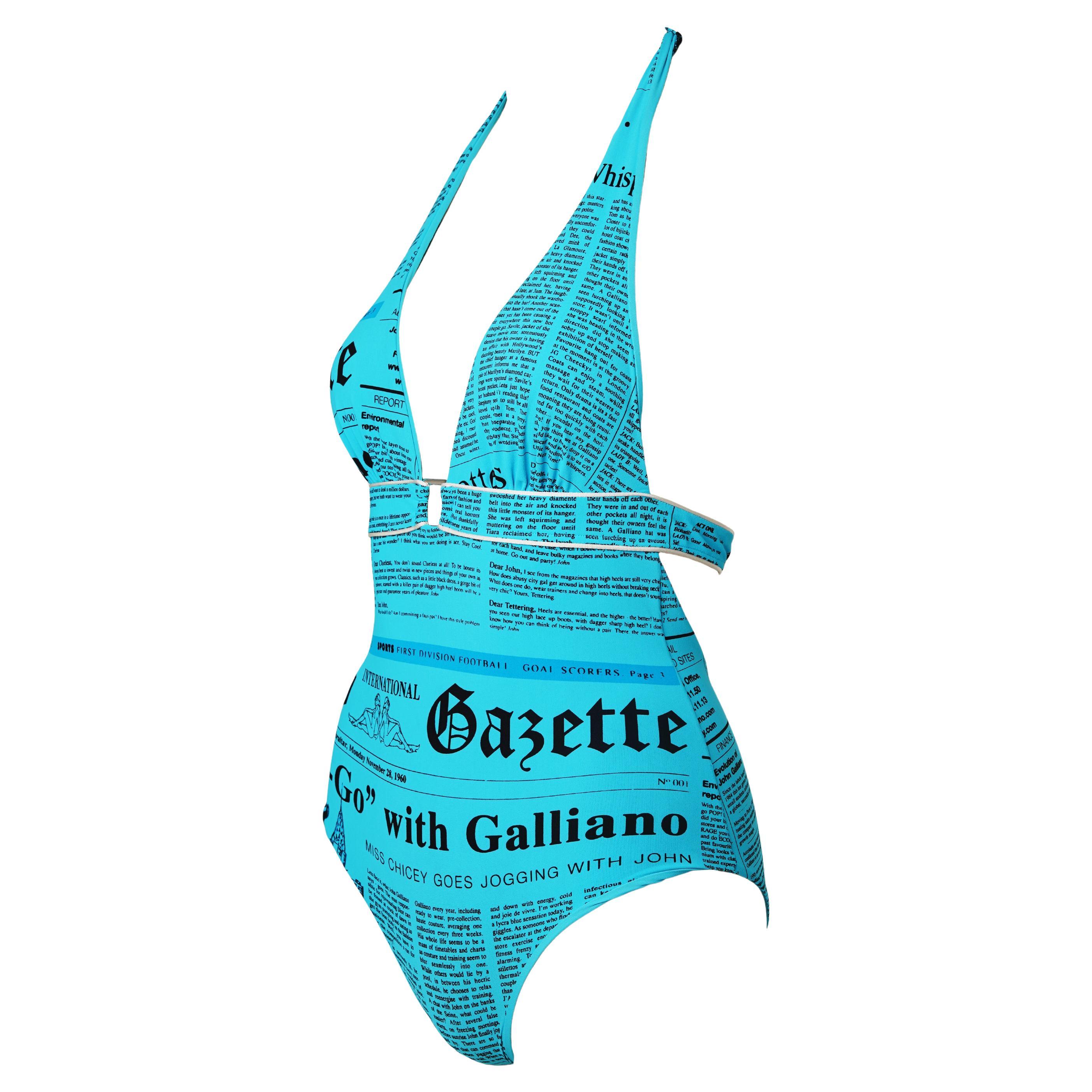 Un sorprendente e raro costume da bagno intero di John Galliano Beachwear della metà degli anni 2000, con la stampa dell'ormai iconico giornale Galliano Gazette dello stilista in una vivace colorazione turchese e nera. Il motivo della gazzetta è