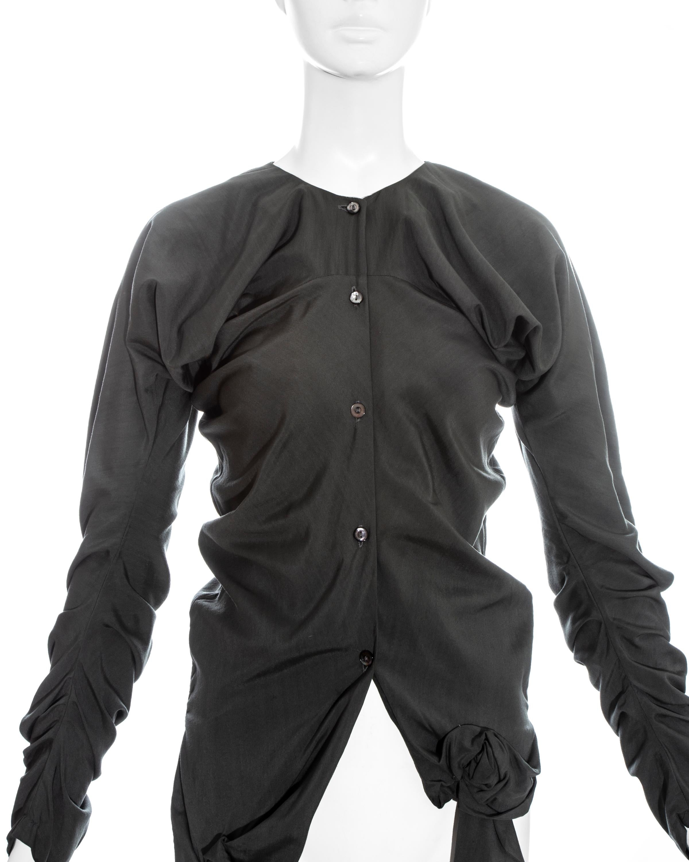 John Galliano very early gathered grey blouse

Fall-winter 1987

Measurements:

Shoulder to shoulder 18