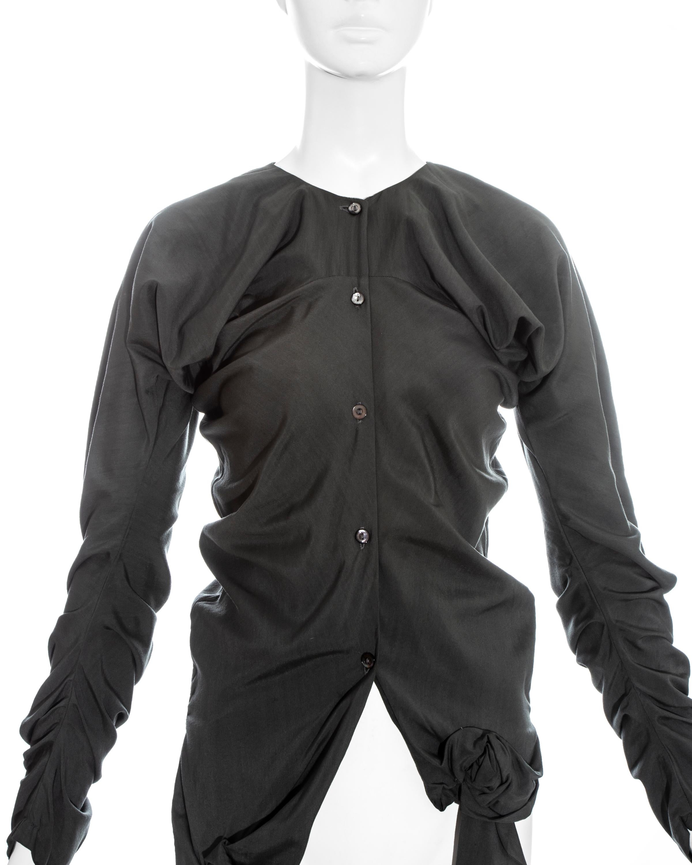 John Galliano: camicetta grigia arricciata molto presto

Autunno-Inverno 1987

Misure:

Da una spalla all'altra 18