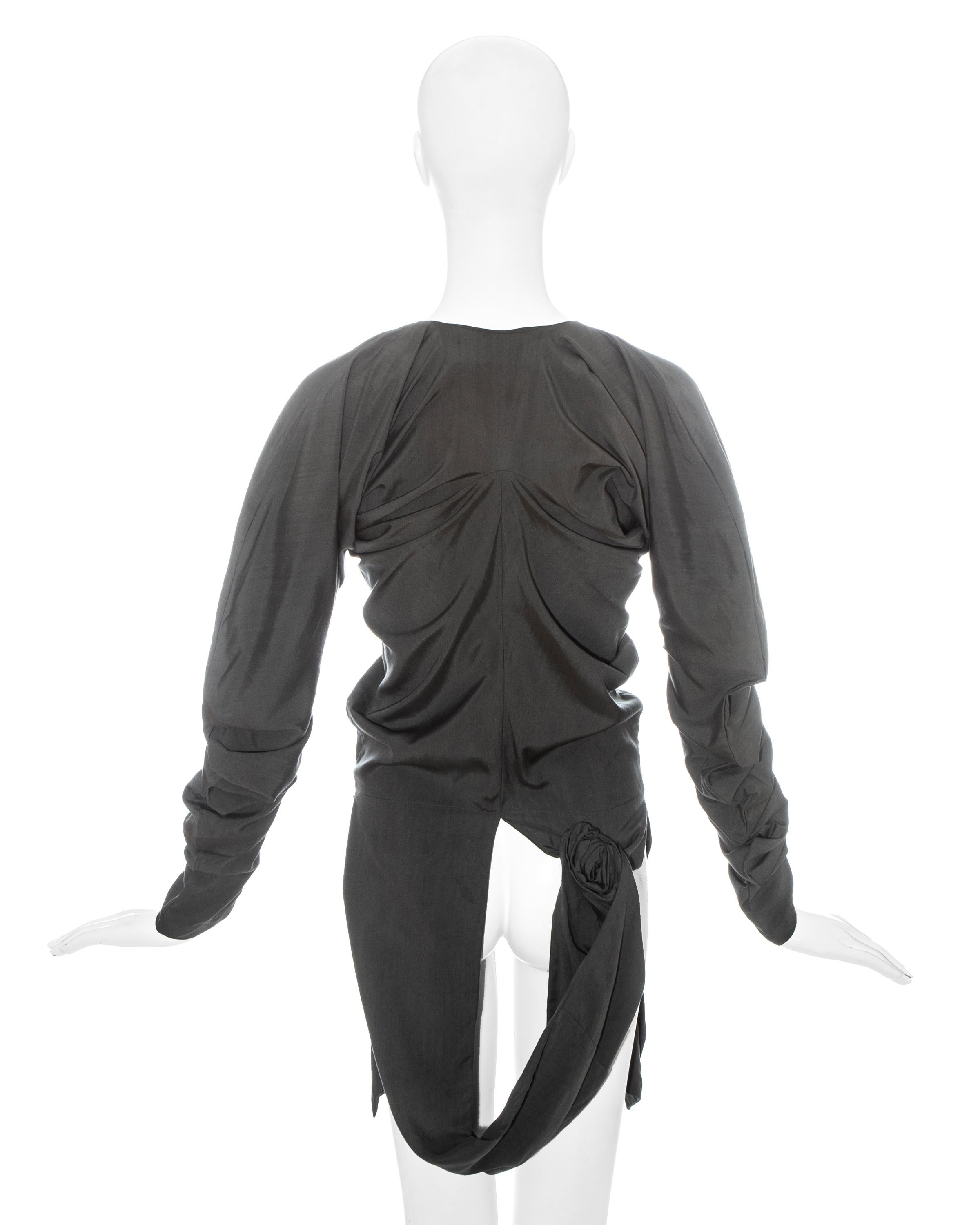 Donna John Galliano: camicetta grigia con arricciature, primavera 1987