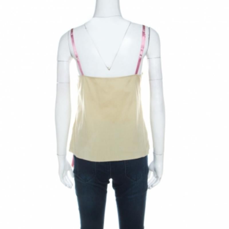 Ce top Camisole sans manches de John Galliano est parfait pour compléter votre style chic ! Le haut est doté de fines bretelles et d'un nœud en dentelle. Associez-le à une jupe ou à un jean pour une journée décontractée.