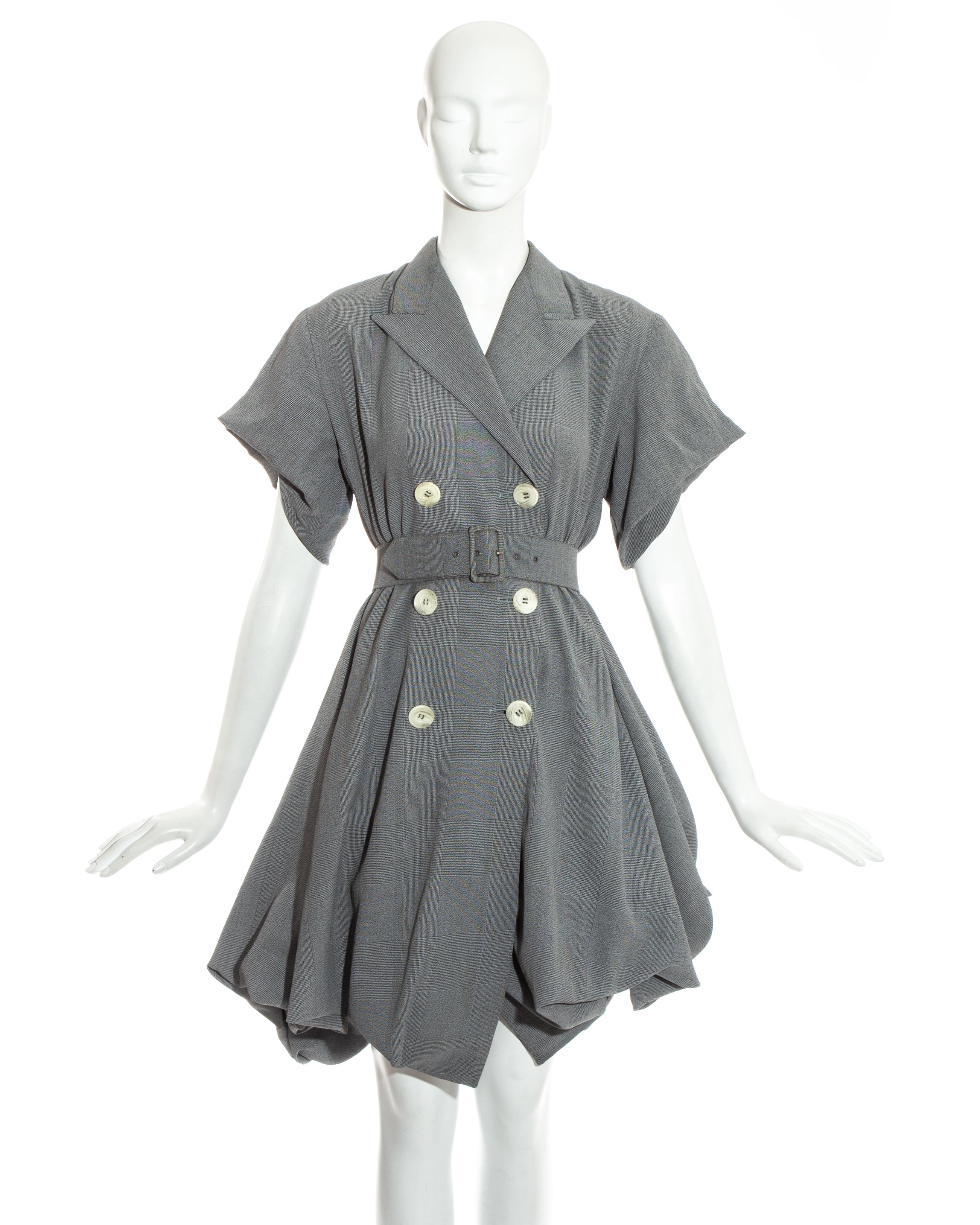 John Galliano London; abito a quadri Principe di Galles grigio. La gonna a balze che cade in drappeggi a polonaise e si raccoglie in una fascia sull'orlo, può essere abbottonata per essere accorciata. 

A. Dubois, primavera-estate 1988

ph. Steve