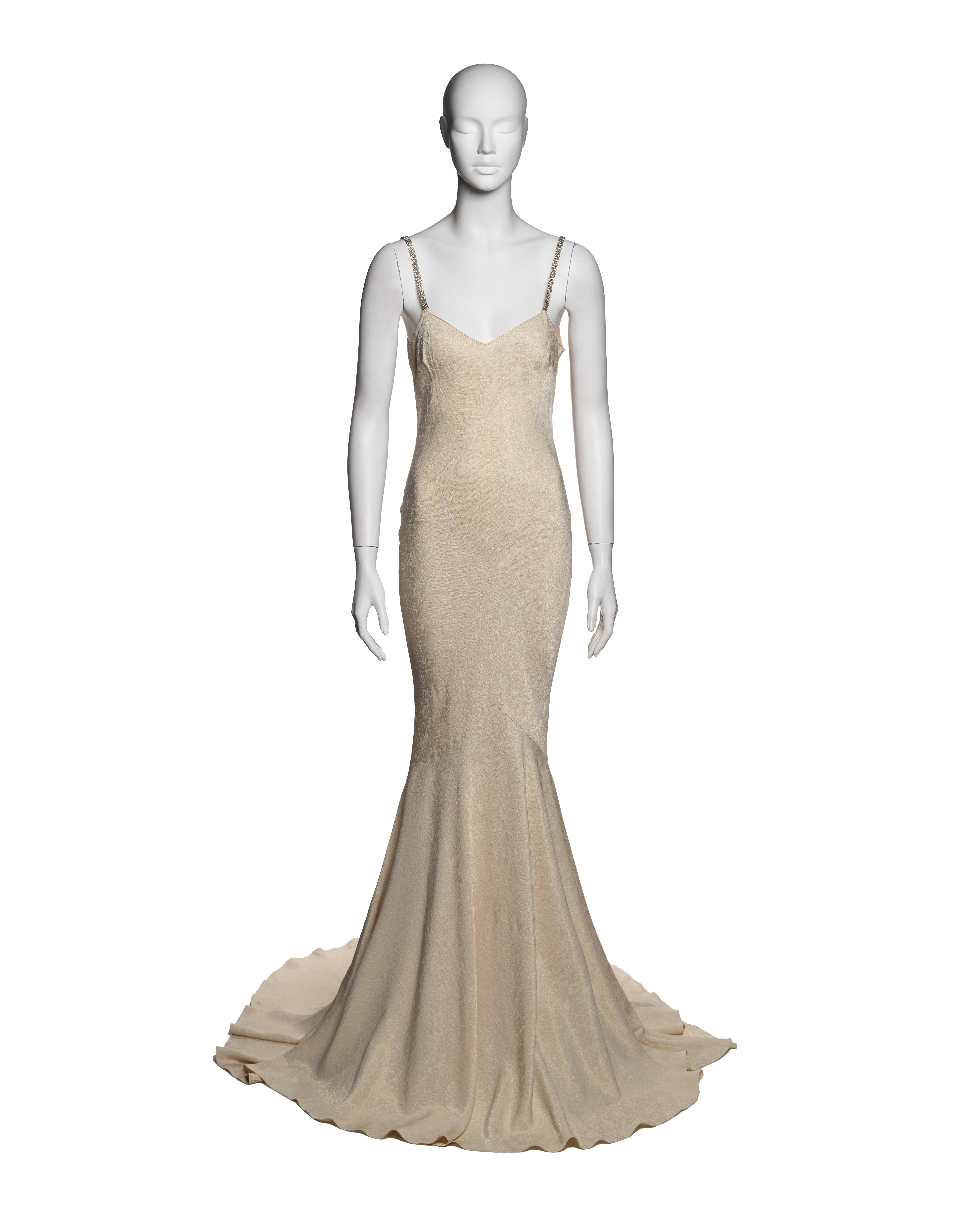 Schräg geschnittenes Unterkleid aus elfenbeinfarbenem und goldfarbenem Viskose-Jacquard, entworfen von John Galliano für Frühjahr-Sommer 2003. Der Stoff zeigt ein gewebtes florales Damastmotiv mit Metallfäden, die der Oberfläche einen subtilen