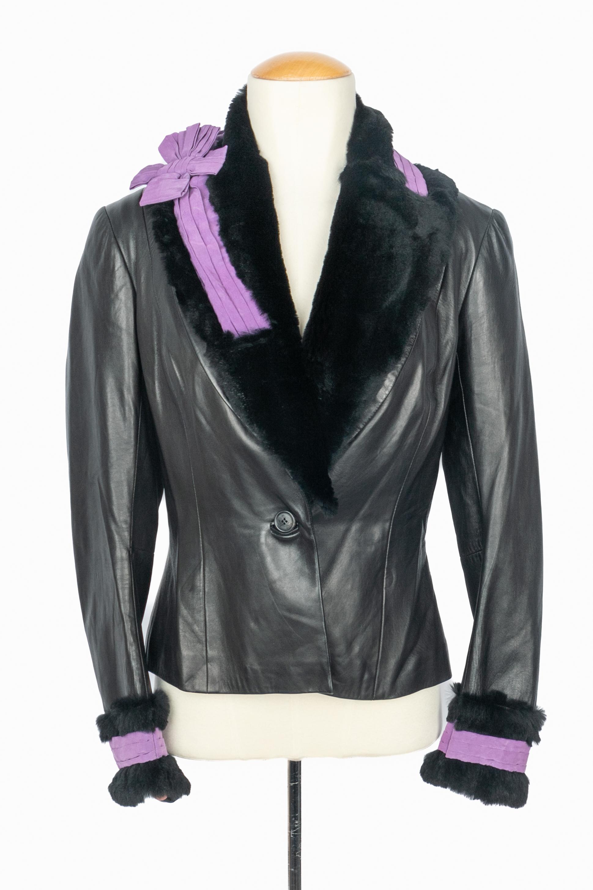 JOHN GALLIANO - (Made in France) Schwarze Lammlederjacke mit schwarzem Kaninchenfellkragen und -manschetten sowie lila Plisseeband. Angegebene Größe: 40FR. CIRCA 2001 Sammlung.

Zustand: Gut

Abmessungen:
Schulterbreite: 40 cm - Brustumfang: 47 cm -