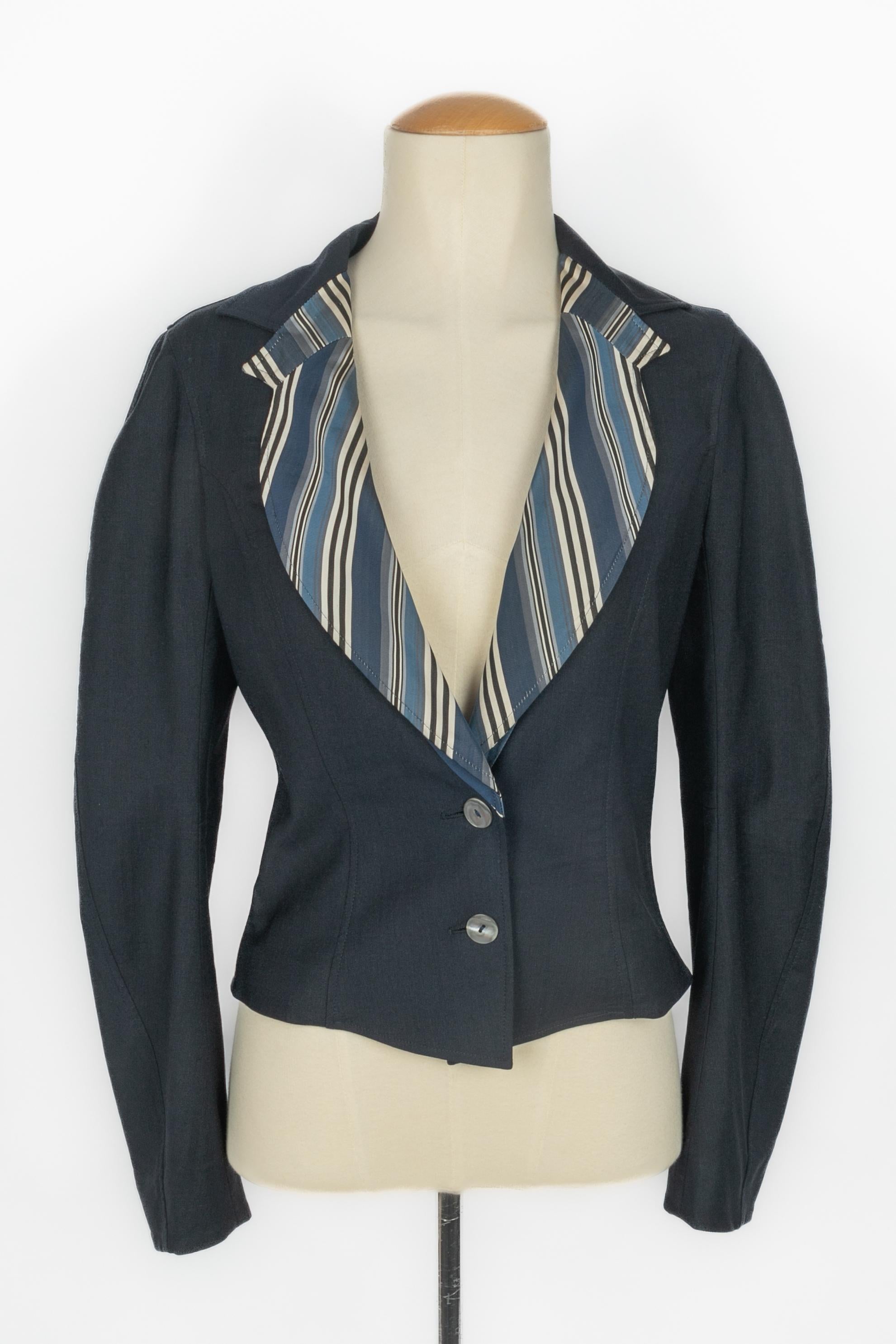 JOHN GALLIANO - (Made in France) Navy-blue wool and linen jacket with a striped silk collar in blue, gray, black, and white tones. Size 38FR indicated. A Collection circa 2002.

Condition:
Very good condition

Dimensions:
Shoulder width: 42 cm -