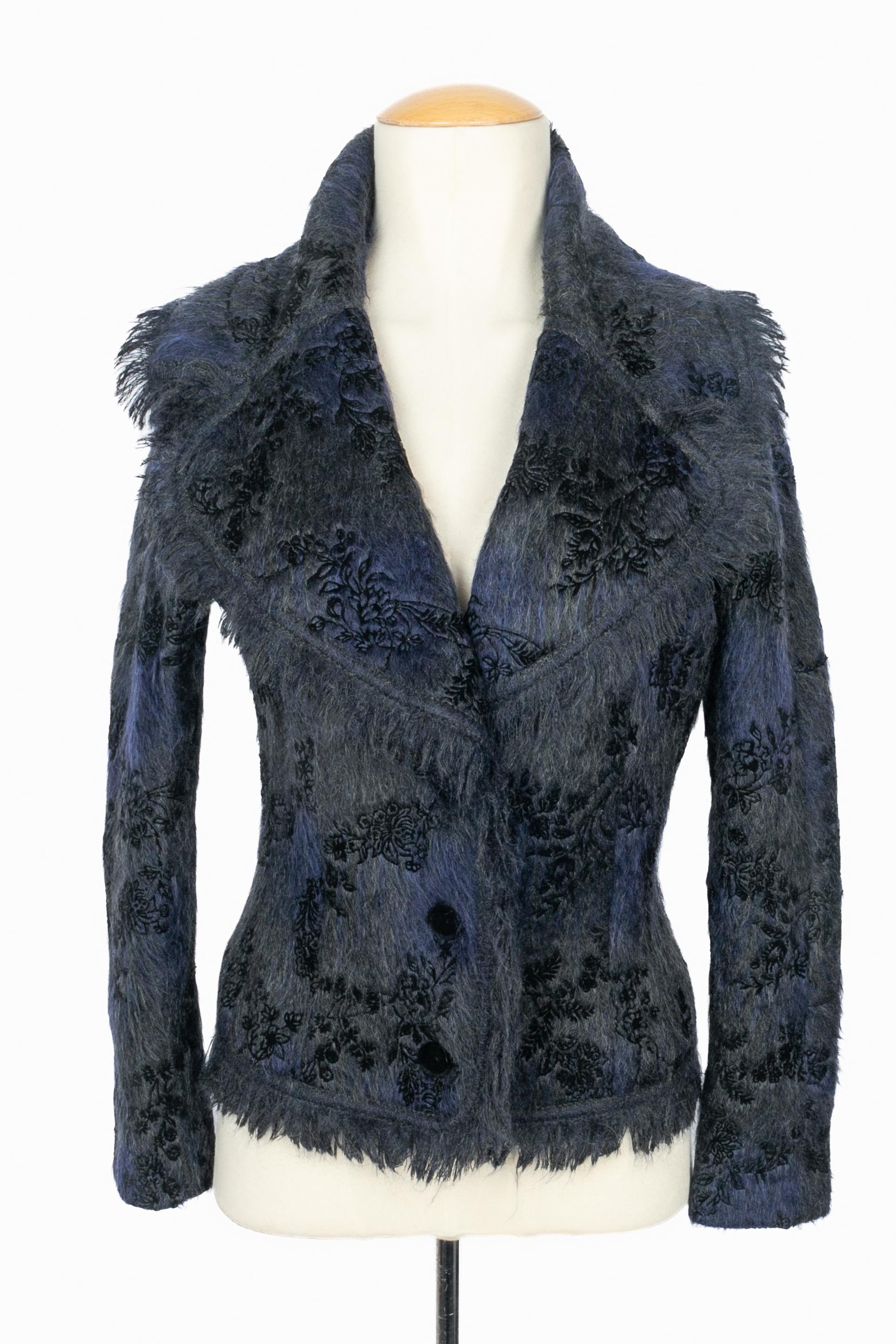 GALLIANO - (Made in Italy) Chaqueta corta de lana de mohair negra y azul marino bordada con un motivo floral. Forro de seda. Composición y corte de las etiquetas de talla, se ajusta a una 36FR. Pieza de las ventas.

Estado:
Muy buen