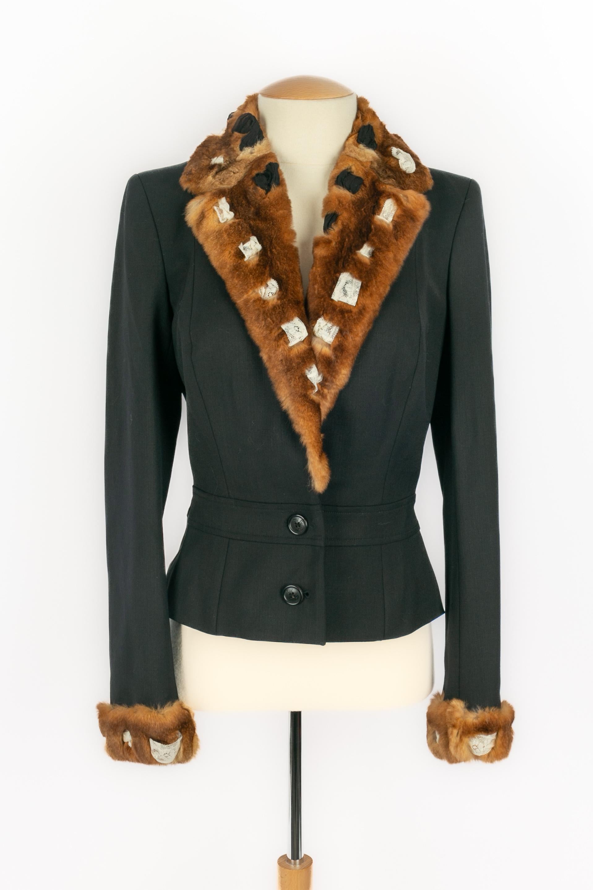 GALLIANO - (Made in France) Schwarze Jacke aus Wollgemisch mit Kragen aus Oryllpelz und Ärmelabschlüssen, die mit weißer Spitze besetzt sind. Größe 38FR angegeben. Collection'S Herbst-Winter 2001.

Bedingung:
Sehr guter