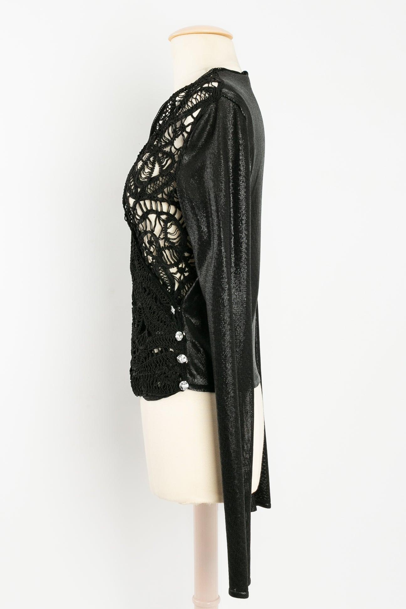 John Galliano - Wrap top in lace-like crochet and knit with a coated fabric effect. No indicated size, it fits a size 38FR.

Additional information:
Condition: Very good condition
Dimensions: Shoulders: 45.5 cm (17.91