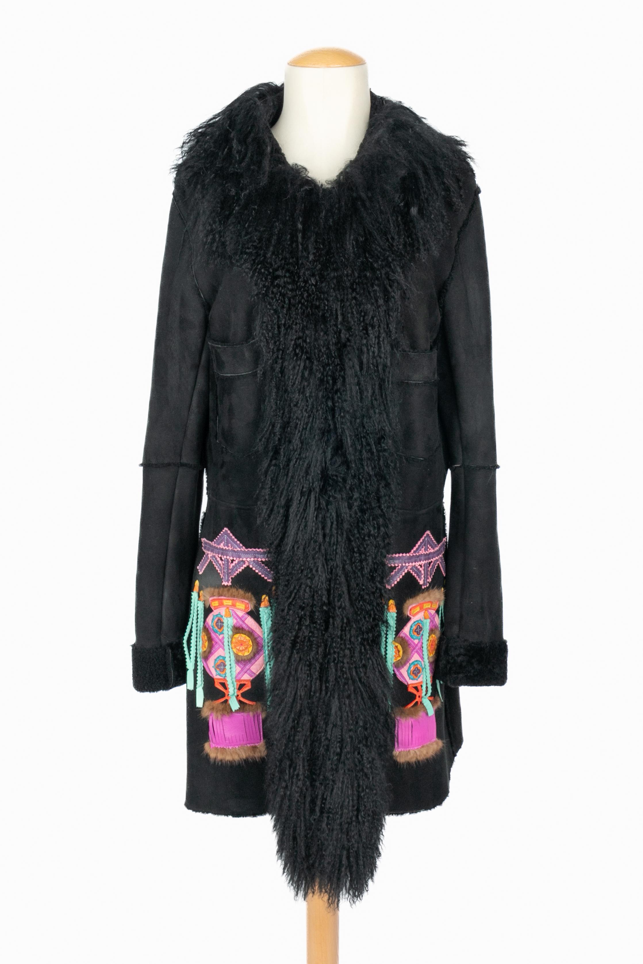 GALLIANO - (Fabriqué en France) Manteau en cuir noir à l'envers avec fourrure de mouton ornée d'empiècements de cuir et de vison. Taille 42FR. Collection Automne-Hiver 2002 sous la direction artistique de John Galliano.

Condit :
Très bon