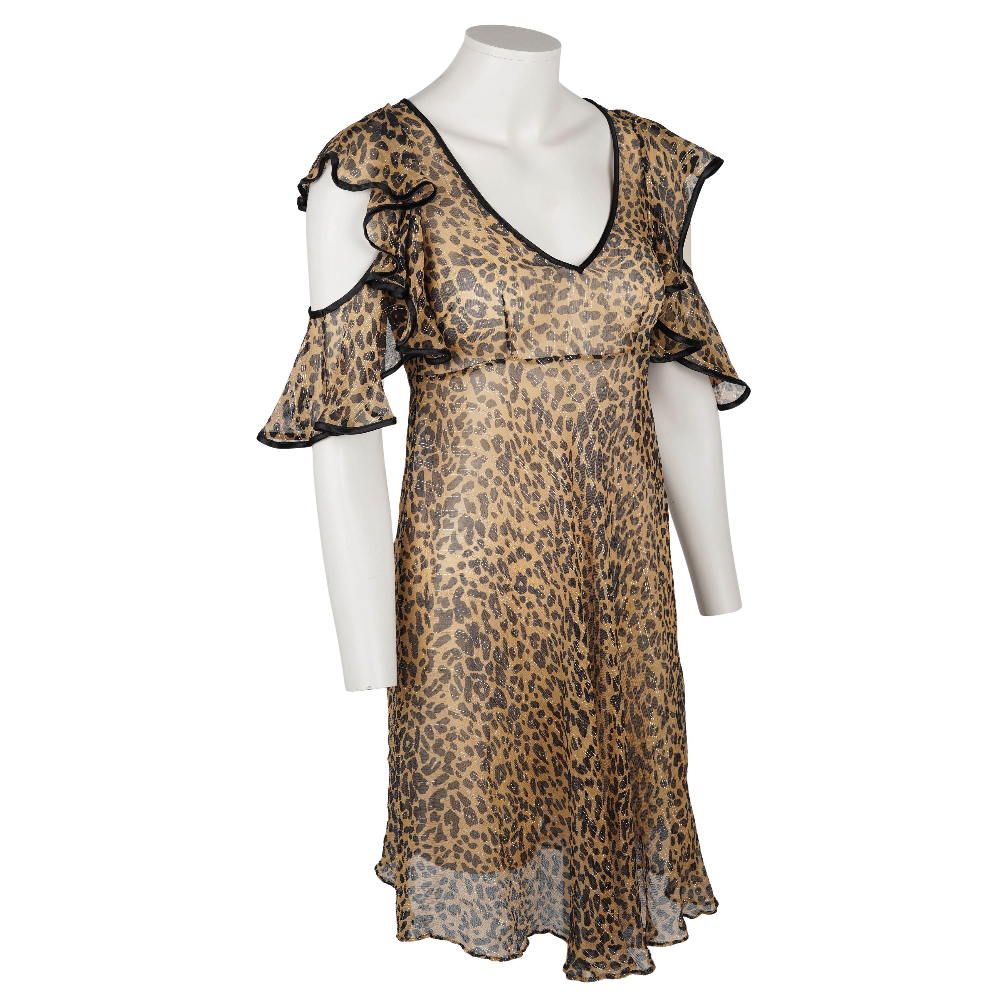 Un vestido de John Galliano con estampado de leopardo de principios de la década de 2000, muy ceñido y coleccionable, de tejido transparente con rayas metálicas y silueta vaporosa. Esta pieza capta a la perfección la fusión de feminidad y