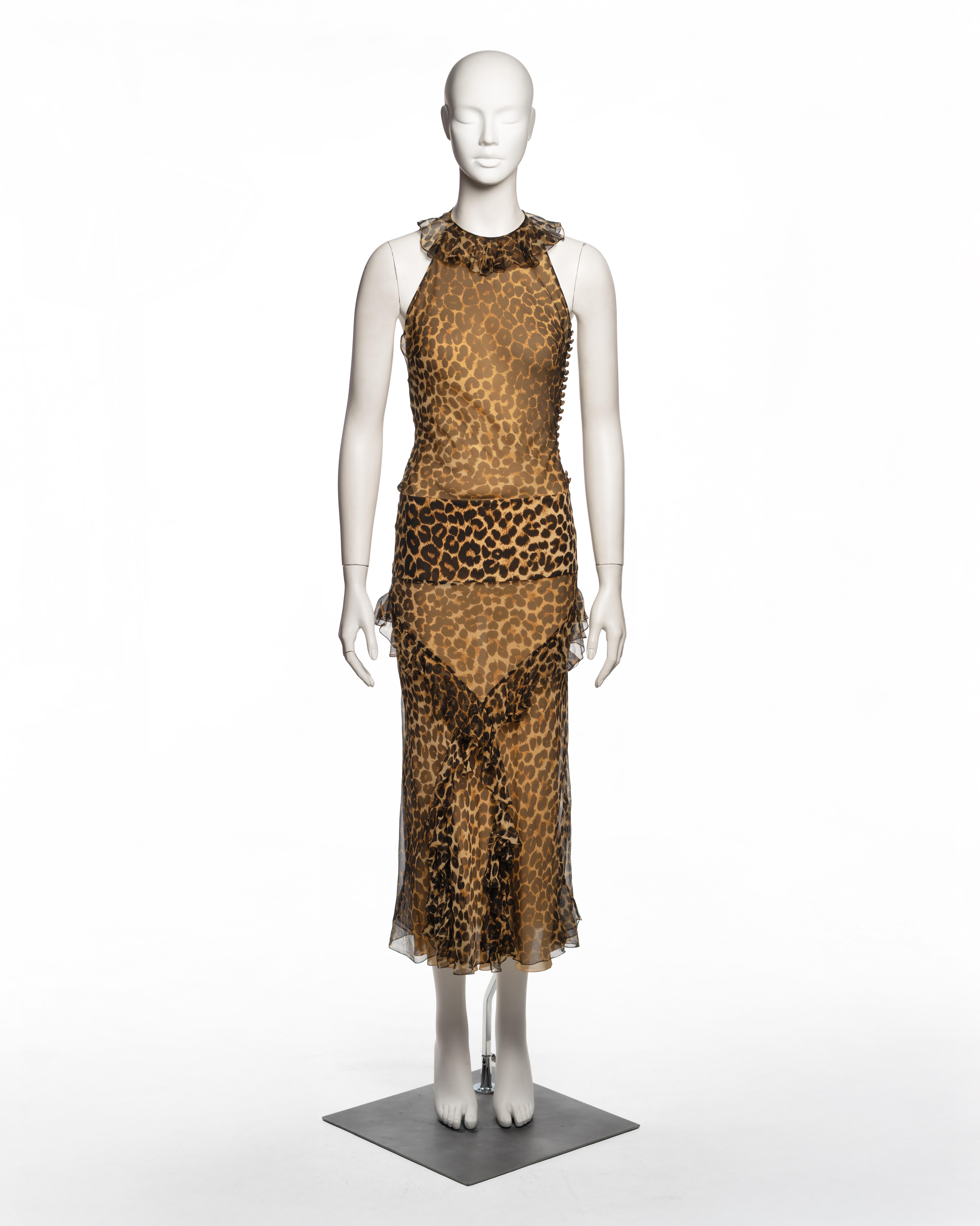 Robe midi sans manches de John Galliano de la collection automne-hiver 2002, en mousseline de soie transparente avec un motif léopard superposé dans des tons ocre doré, rouille et noir. La robe présente un dos nu avec un col à volants et un dos