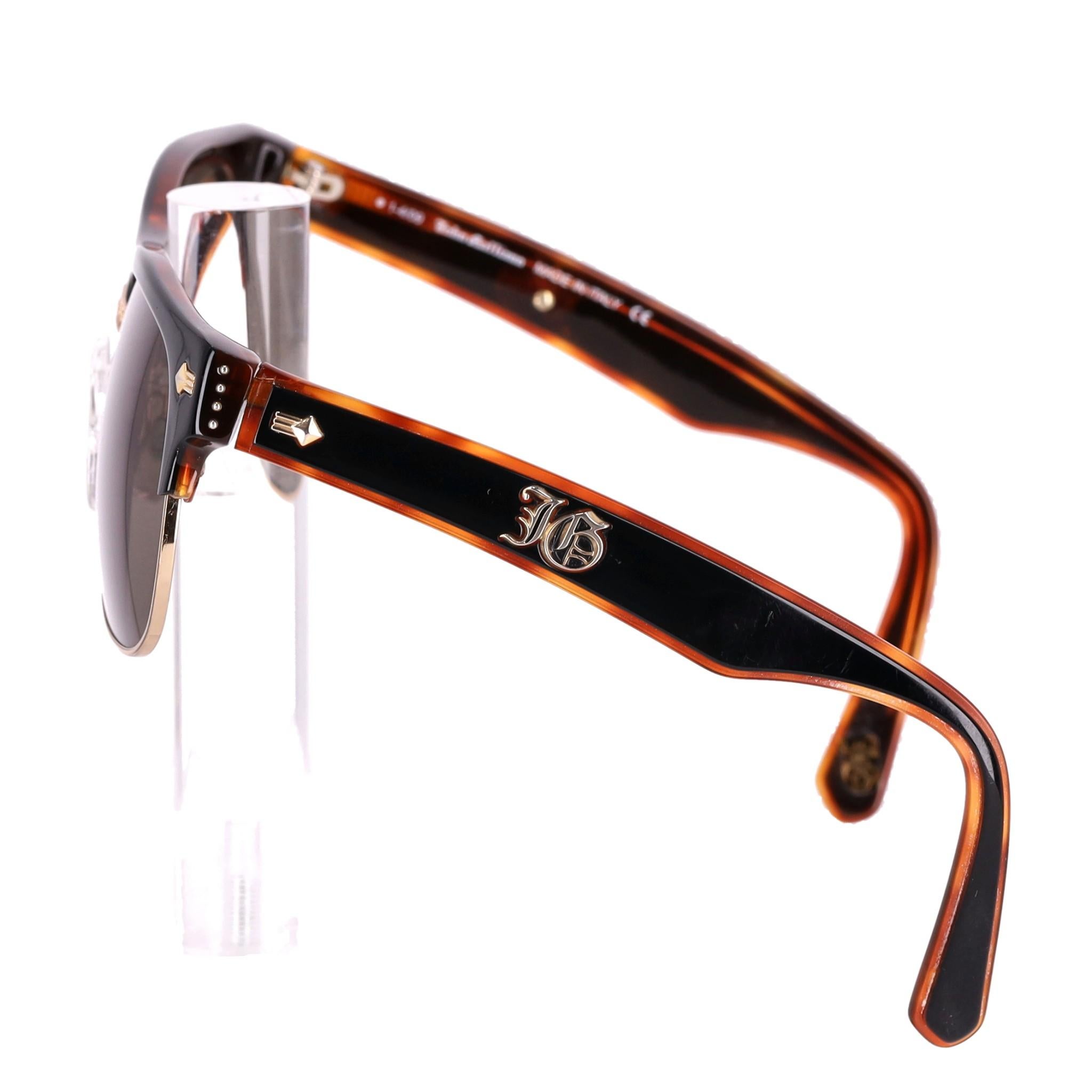 John Galliano Logo-Sonnenbrille

Schwarze, halbgerahmte Sonnenbrille mit Schildpatt-Akzenten.
Mit goldfarbenen Details und 'JG' Logo-Verzierung an den Armen.

Größe - Einheitsgröße

Zustand - Gut/Sehr gut (kleine Kratzer auf den Linsen, Wette auf