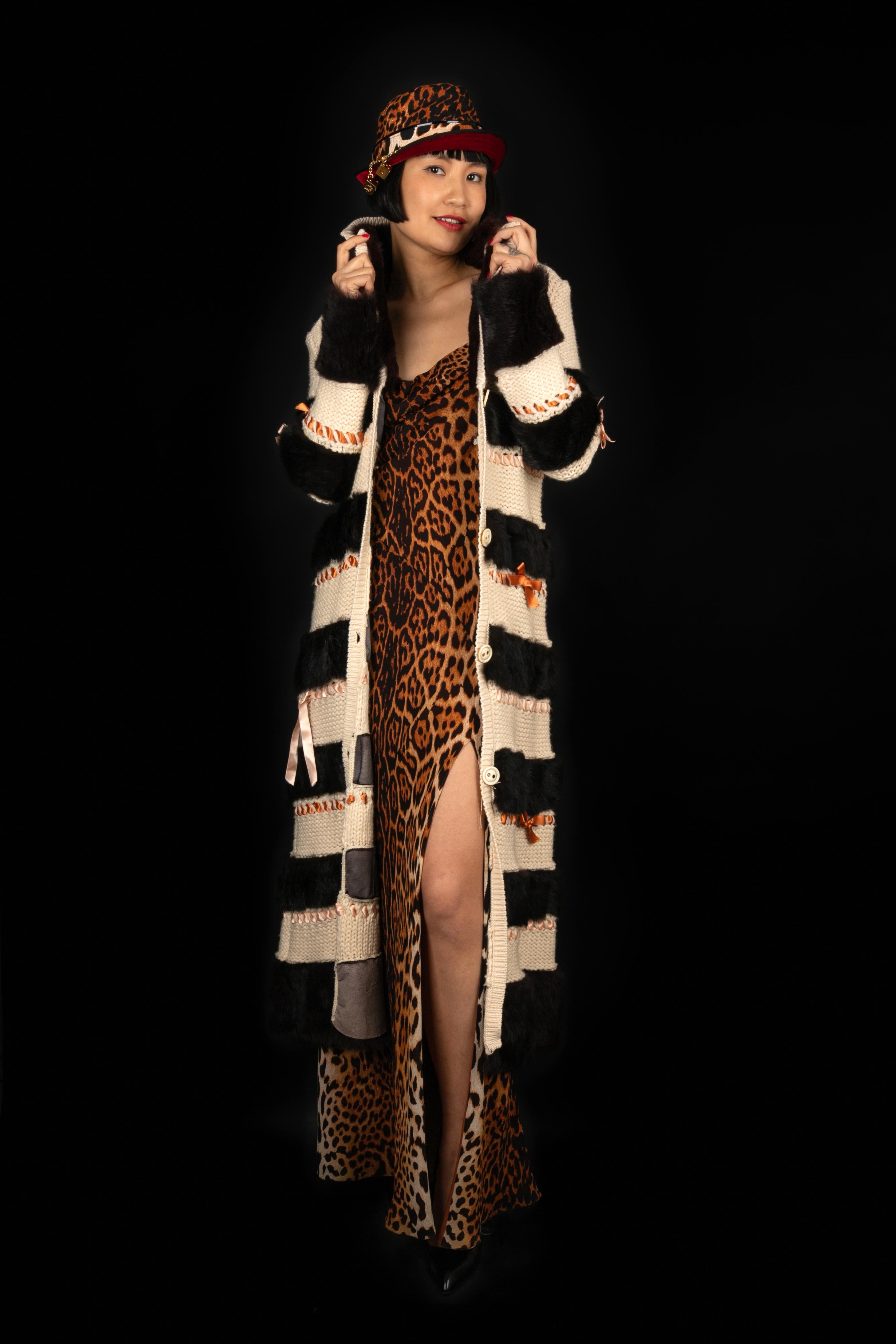 Galliano - (Fabriqué en France) Long cardigan en laine crochetée, entrelacé de rubans et d'éléments en cuir de lapin. Taille S indiquée.

Informations complémentaires : 
Condit : Très bon état.
Dimensions : Largeur des épaules : 45 cm - Poitrine :