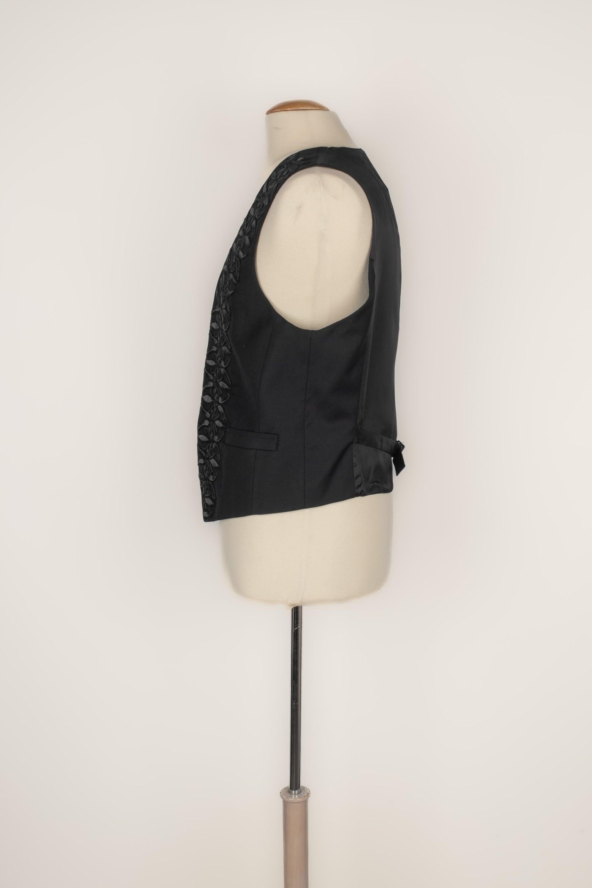 GALLIANO - (Made in Italy) Black wool vest with embroidery. Size 48FR indicated.

Additional information:
Condition: Very good condition
Dimensions: Chest length: 48 cm - Length: 60 cm

Seller Reference: HFV230
