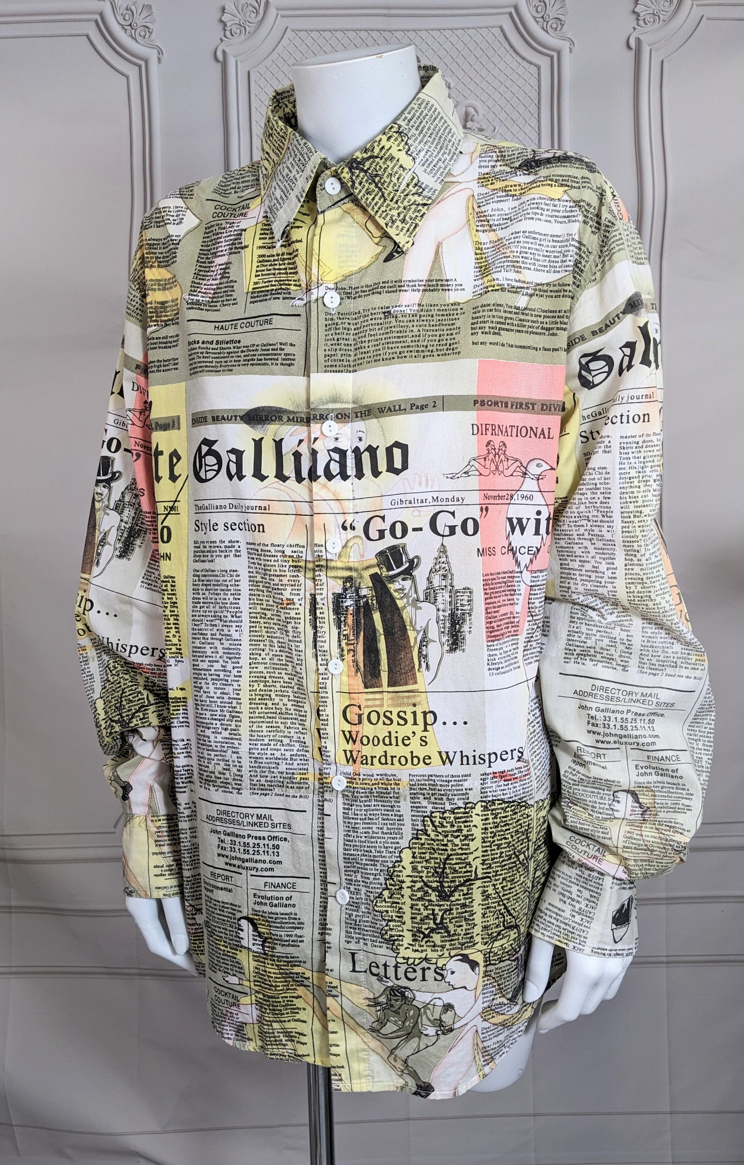 Camisa para hombre John Galliano de papel de periódico Gazette de la firma, fondo blanco con letras impresas de noticias en blanco y negro y retrato de John Galliano con sombrero de tubo de estufa. Sobreimpreso con bloques de color rosa pálido y