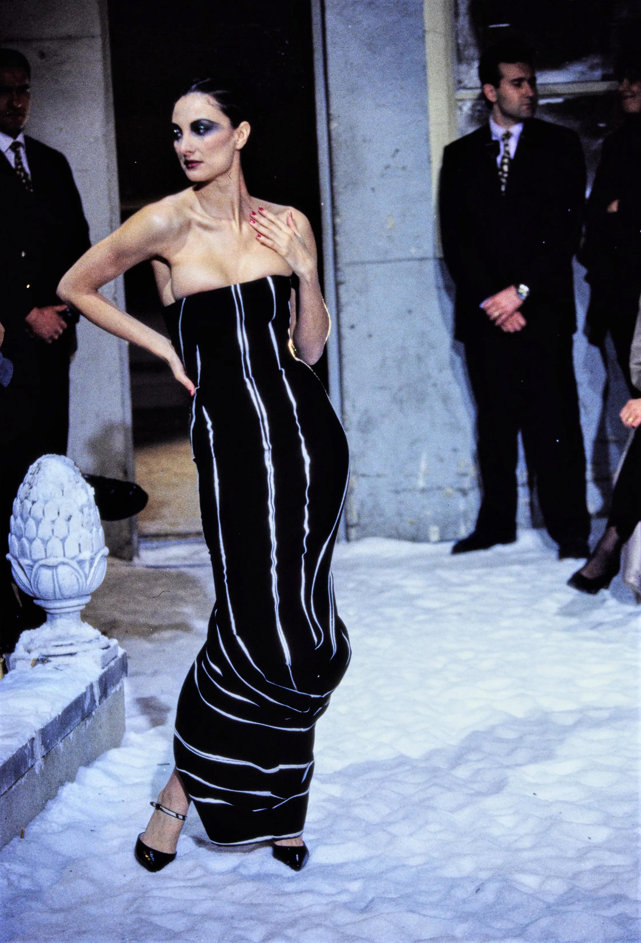 John Galliano Vestido drapeado sin tirantes de crepé satinado azul noche, FW 1995 en venta 2