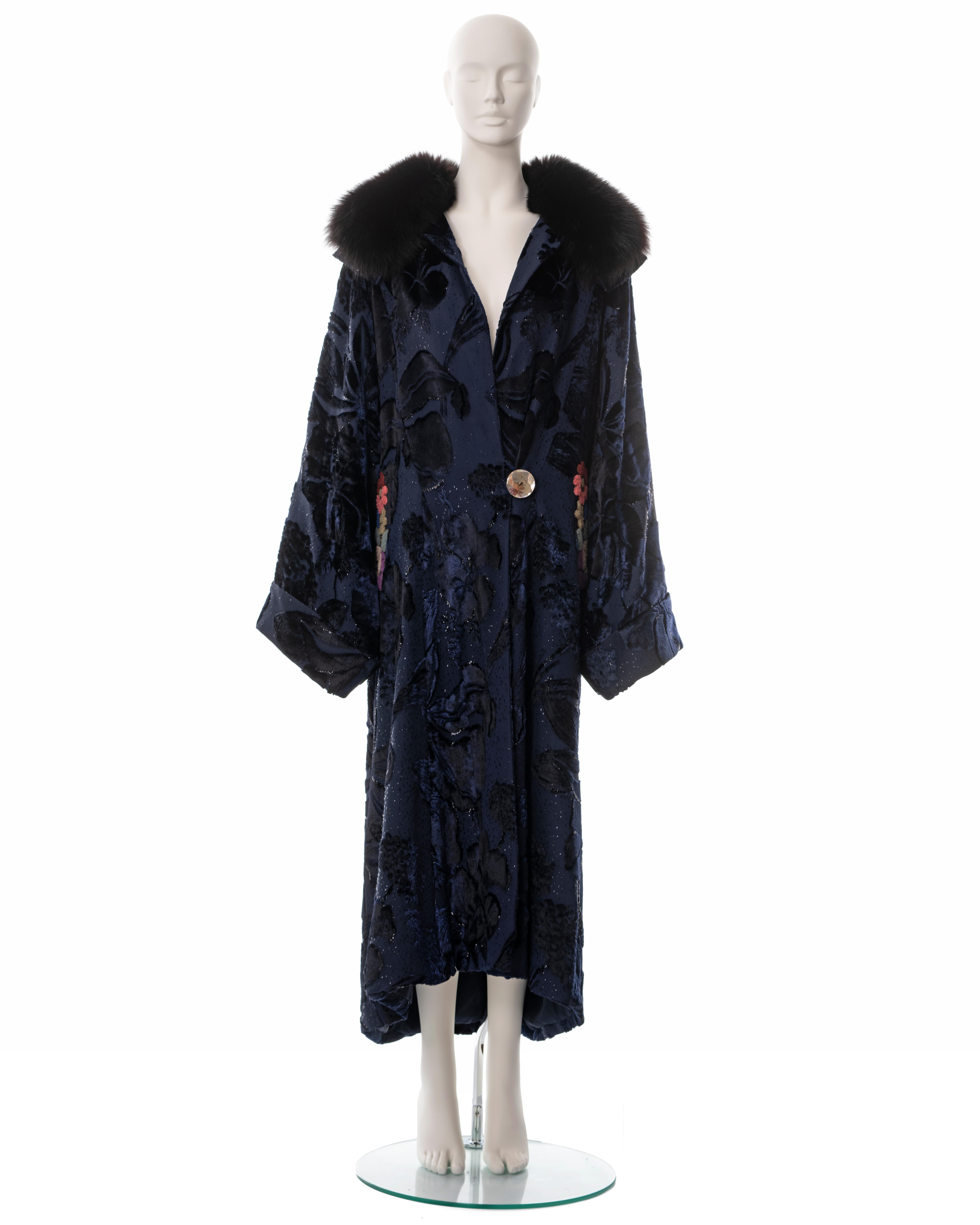 ▪ John Galliano midnight blue velvet devoré evening coat
▪ Fall-Winter 2000
▪ Fox fur collar
▪ Floral French-knot embroidery 
▪ Single-breasted fastening with one large button 
▪ Wide sleeves 
▪ Curved back seam
▪ FR 44 - UK 16 - US 10
▪ Made in