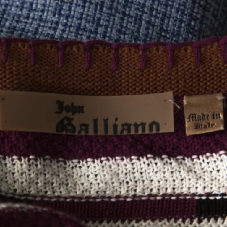 Ce fabuleux pull de John Galliano fait partie des indispensables de l'hiver. Les couleurs riches de ce pull lui confèrent une allure élégante. Il présente des rayures, des manches longues et beaucoup de confort.