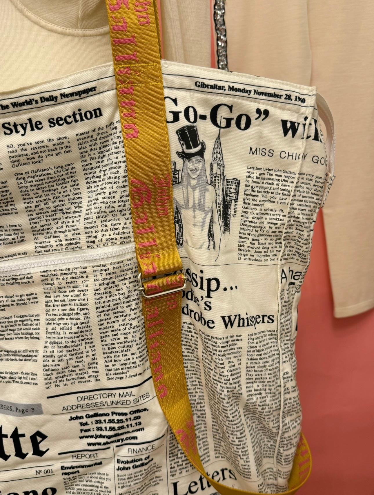 John Galliano Bolso géant oversize con estampado de periódico en venta 6