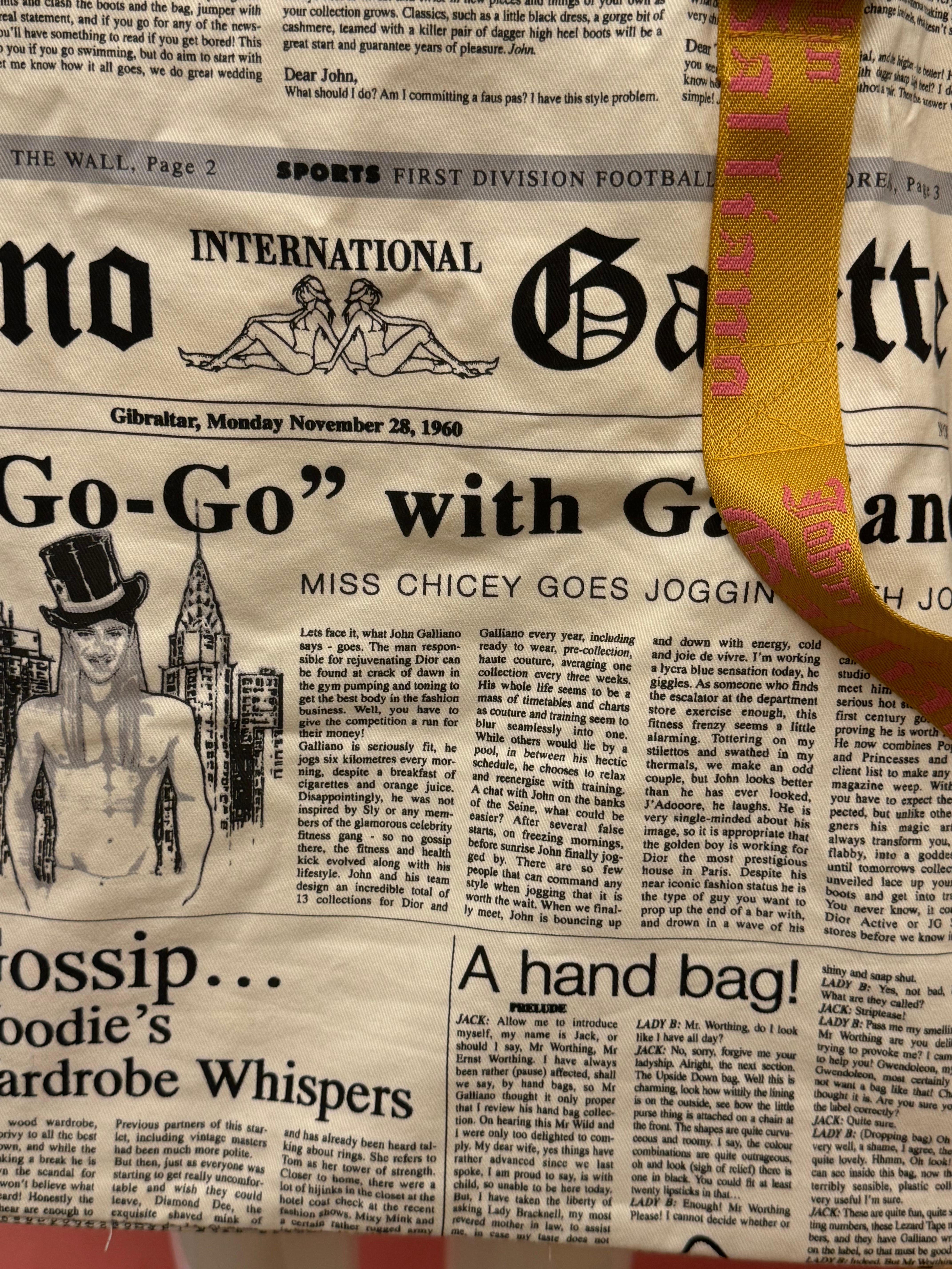 John Galliano Bolso géant oversize con estampado de periódico en venta 7