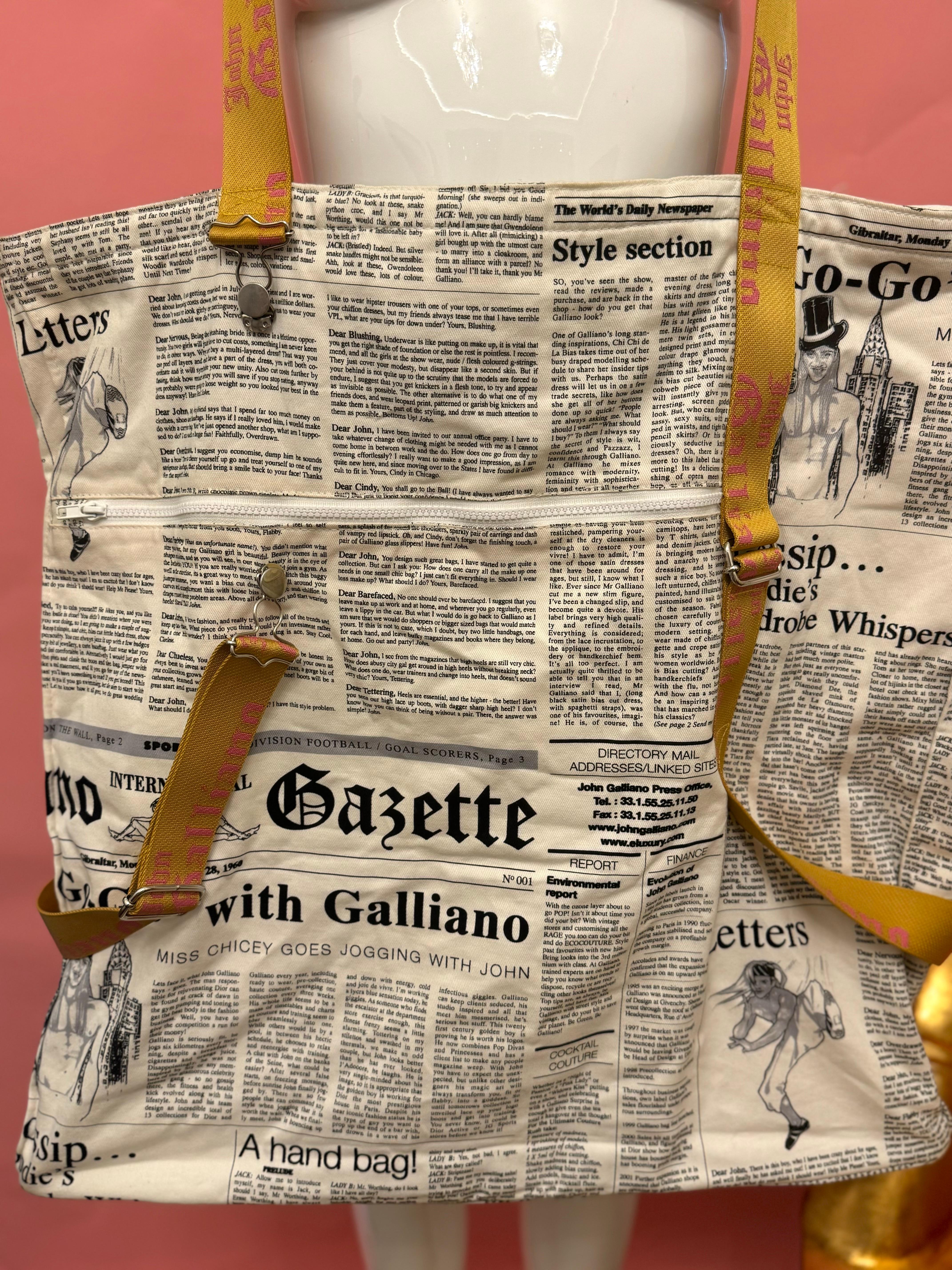 John Galliano Bolso géant oversize con estampado de periódico en venta 9
