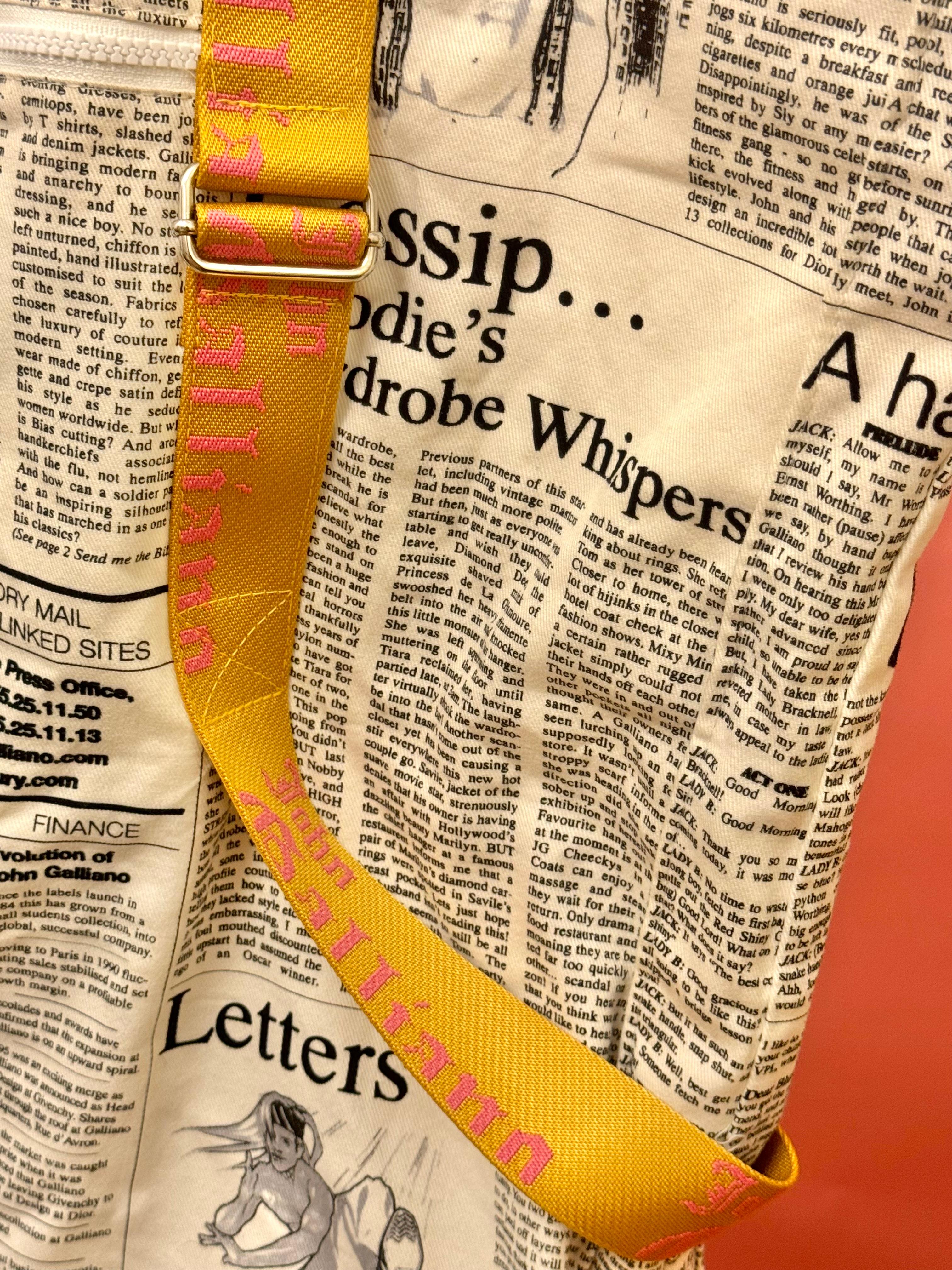 John Galliano Bolso géant oversize con estampado de periódico en venta 11