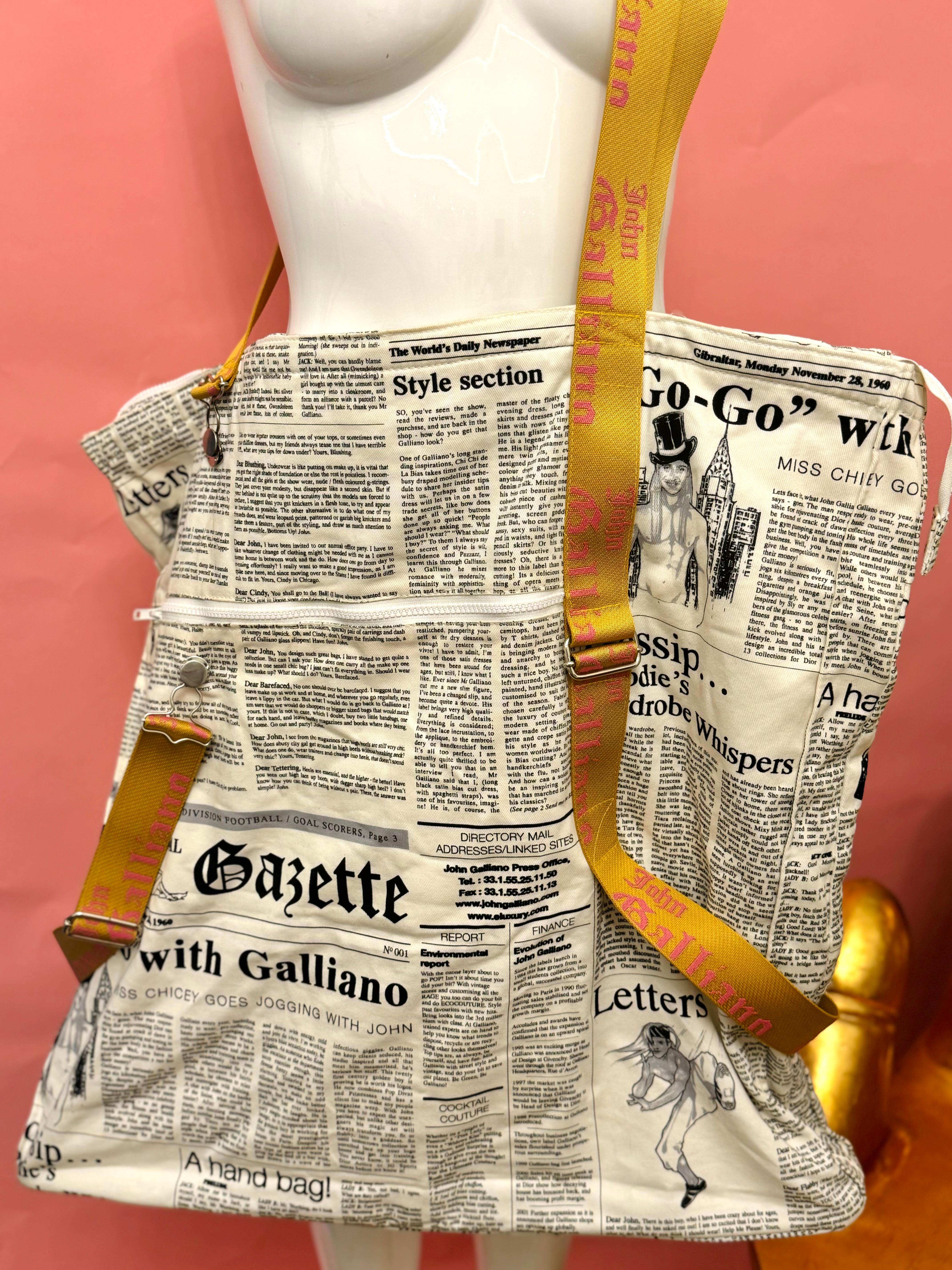 John Galliano Bolso géant oversize con estampado de periódico en venta 2