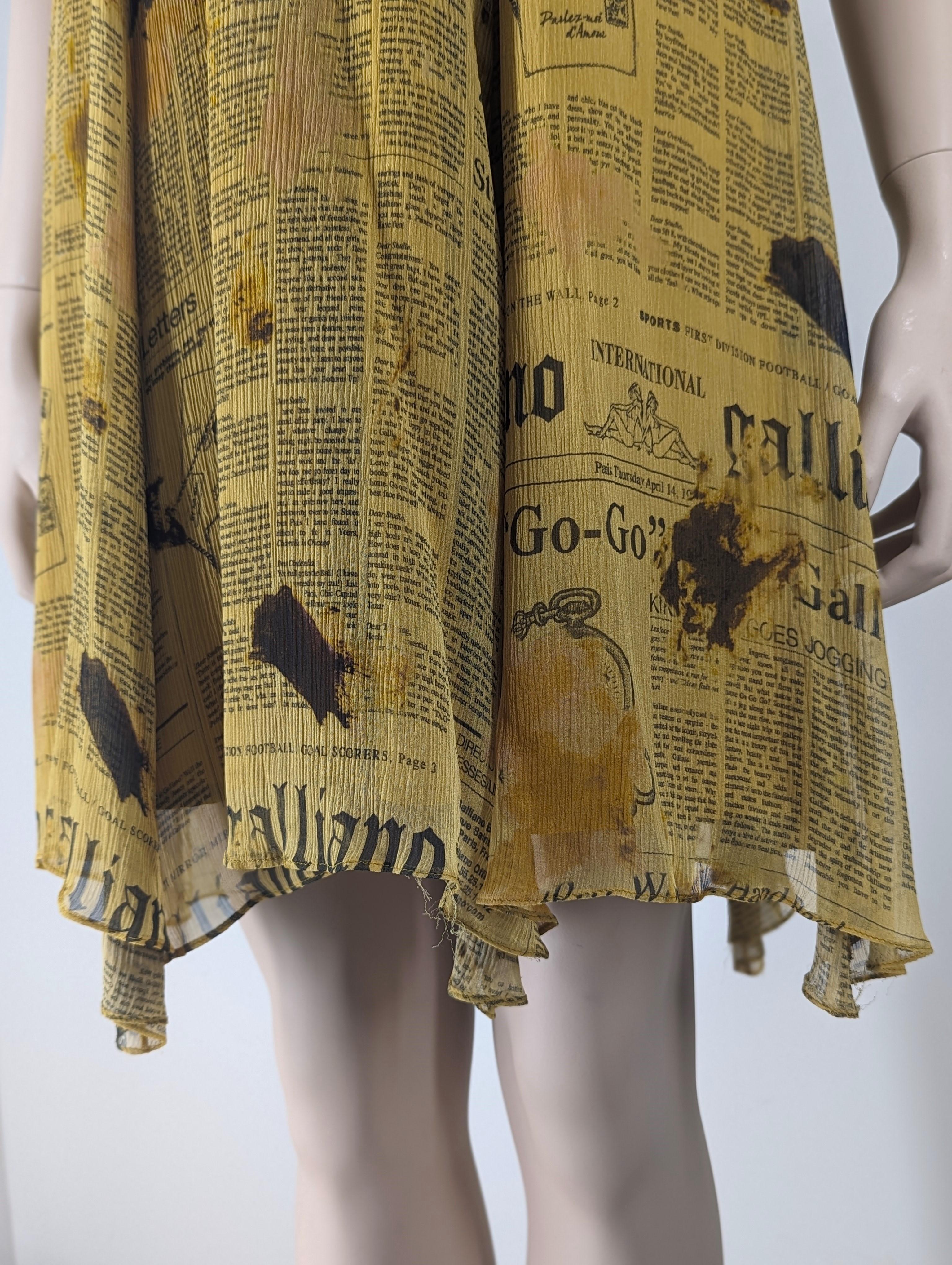 John Galliano - Mini robe en soie avec papier journal en vente 5