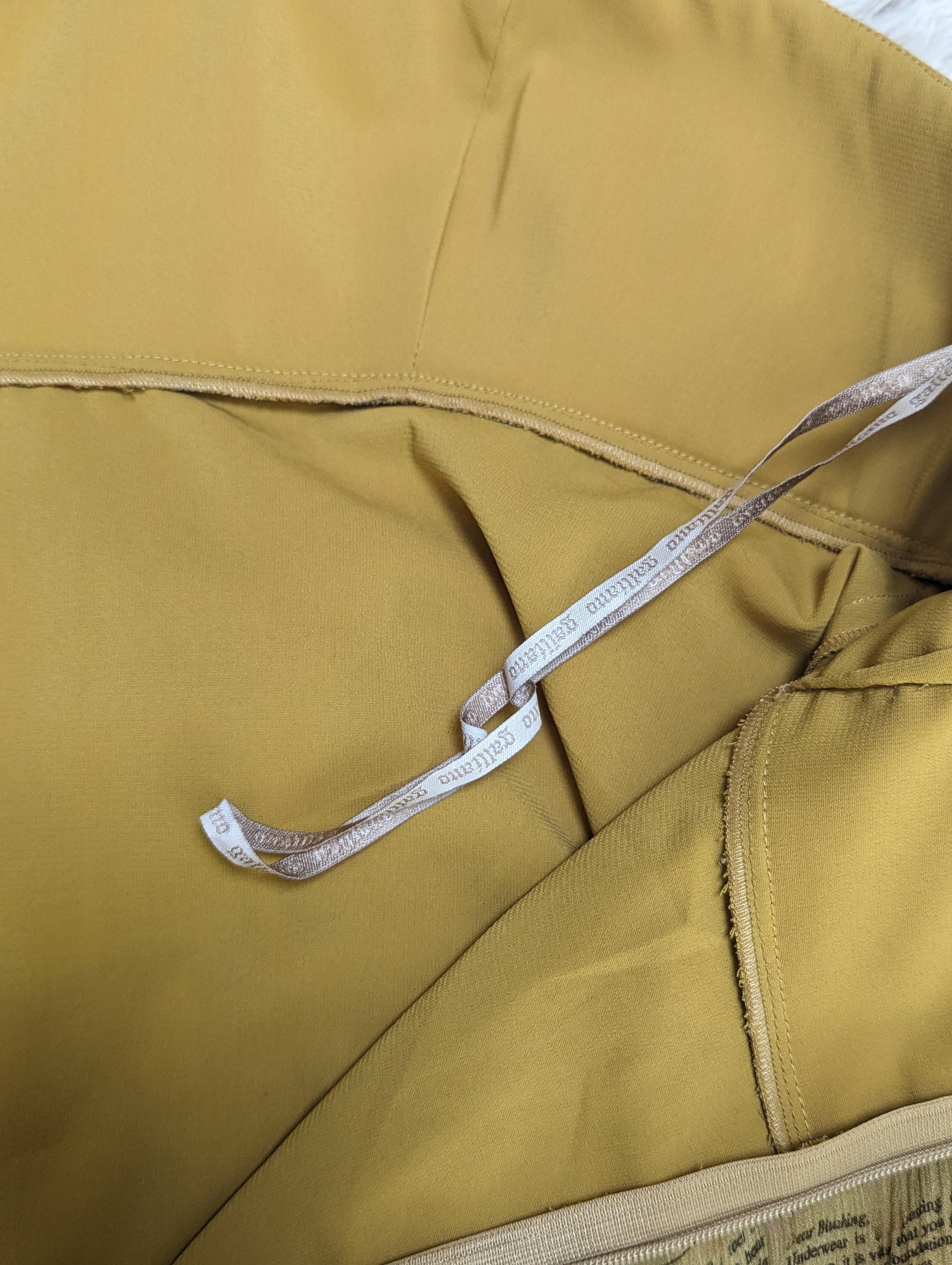 John Galliano - Mini robe en soie avec papier journal en vente 8
