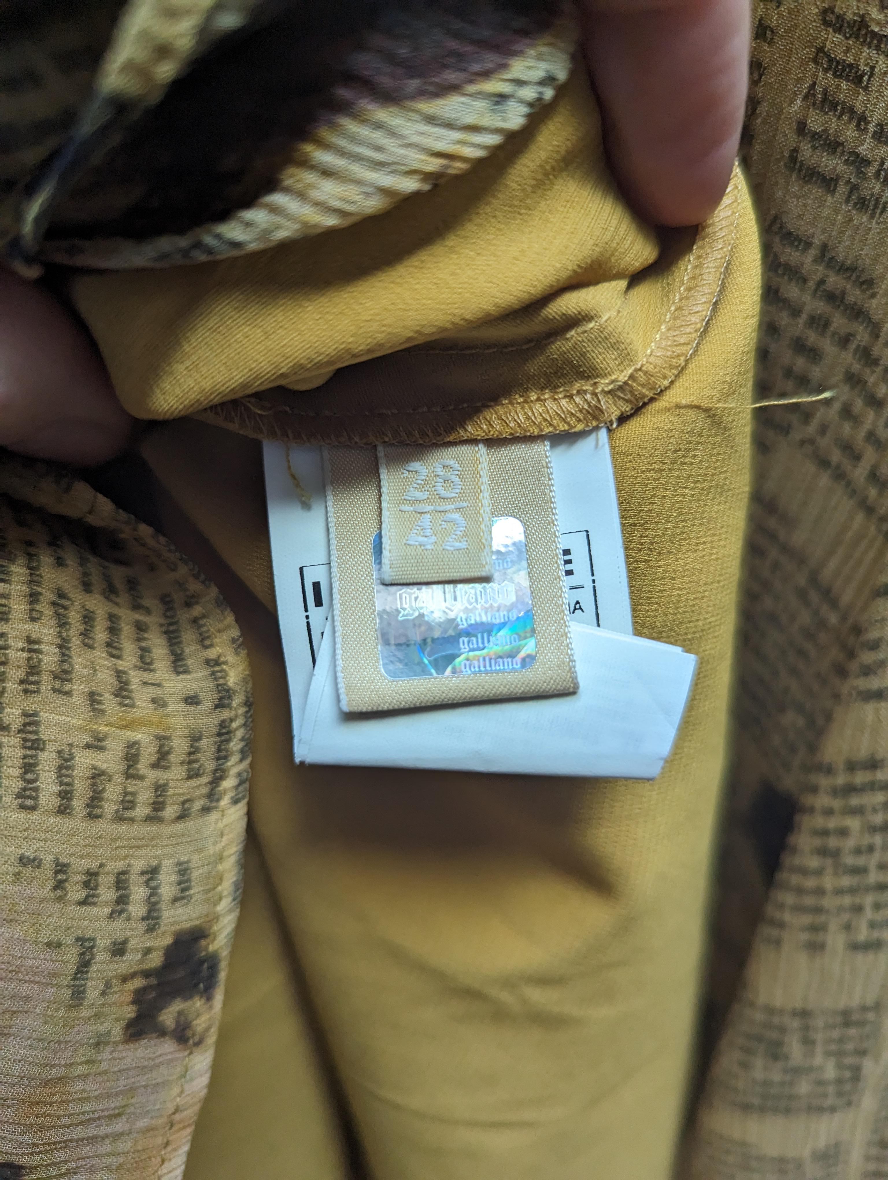 John Galliano - Mini robe en soie avec papier journal en vente 9