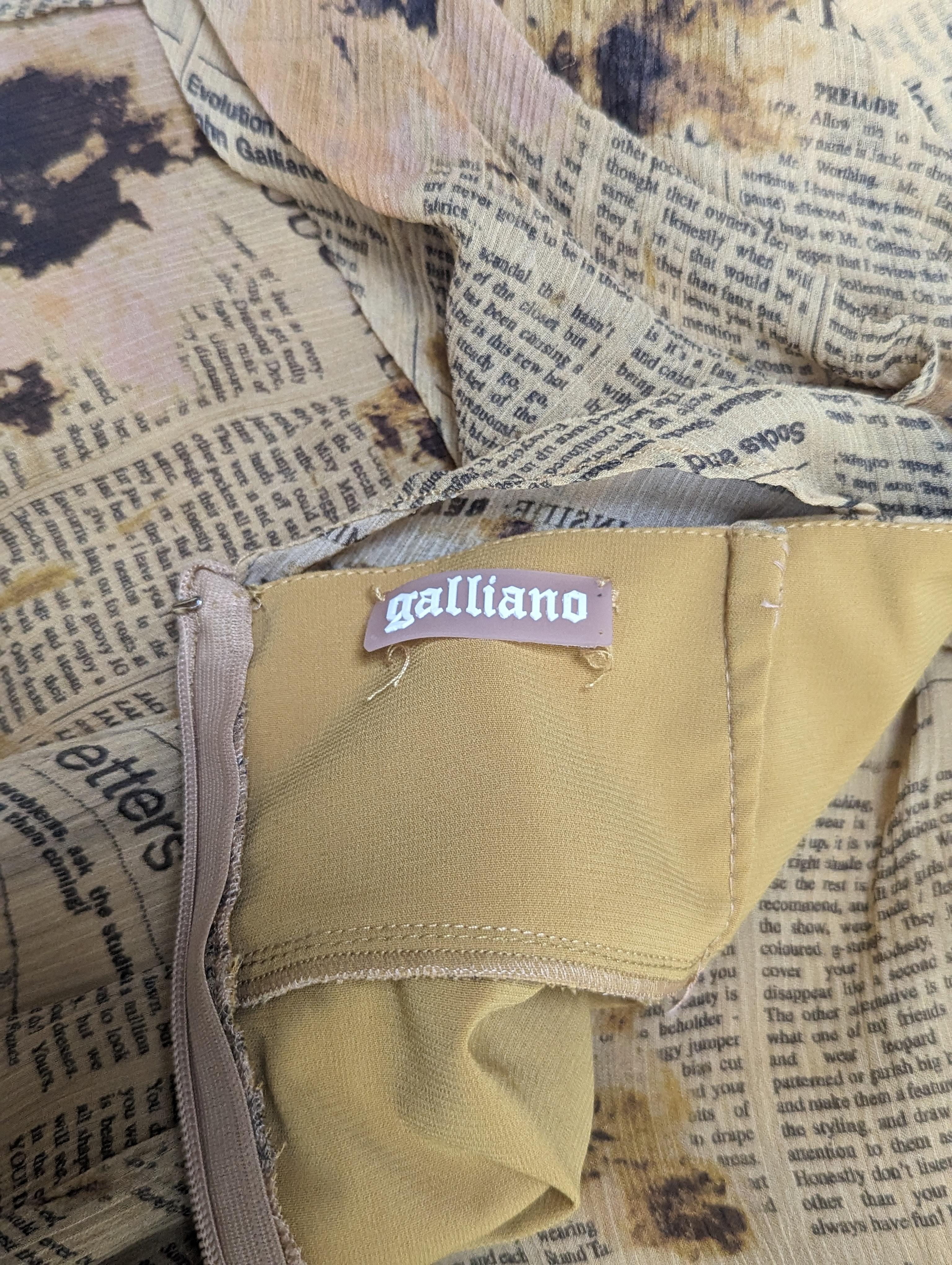 John Galliano - Mini robe en soie avec papier journal en vente 10