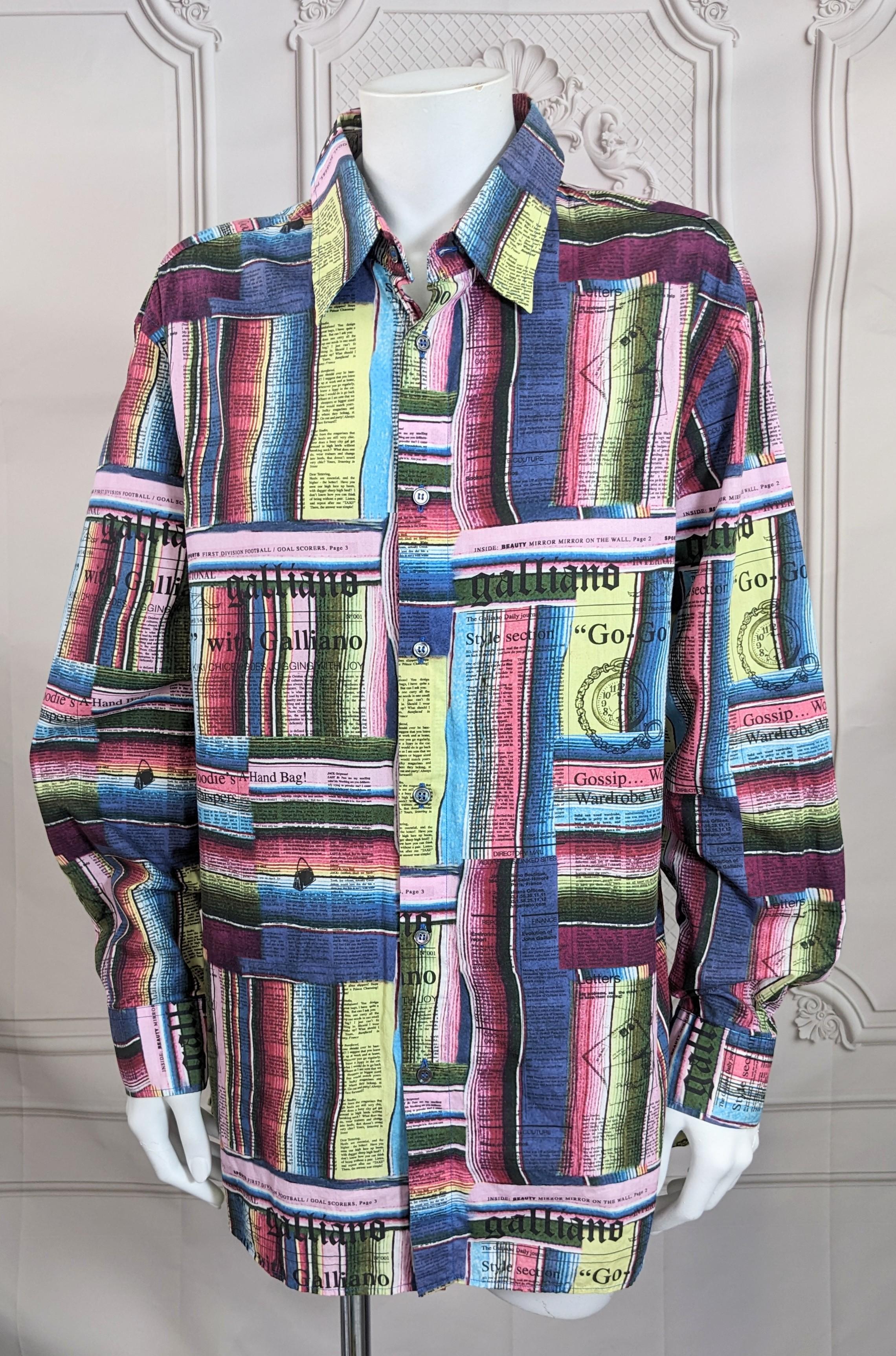 Camisa para hombre John Galliano en papel de periódico multicolor. La firma impresa del periódico  estarcido sobre un fondo multicolor inspirado en los sarape. Excelente estado, etiqueta de goma, algodón. Talla 50.