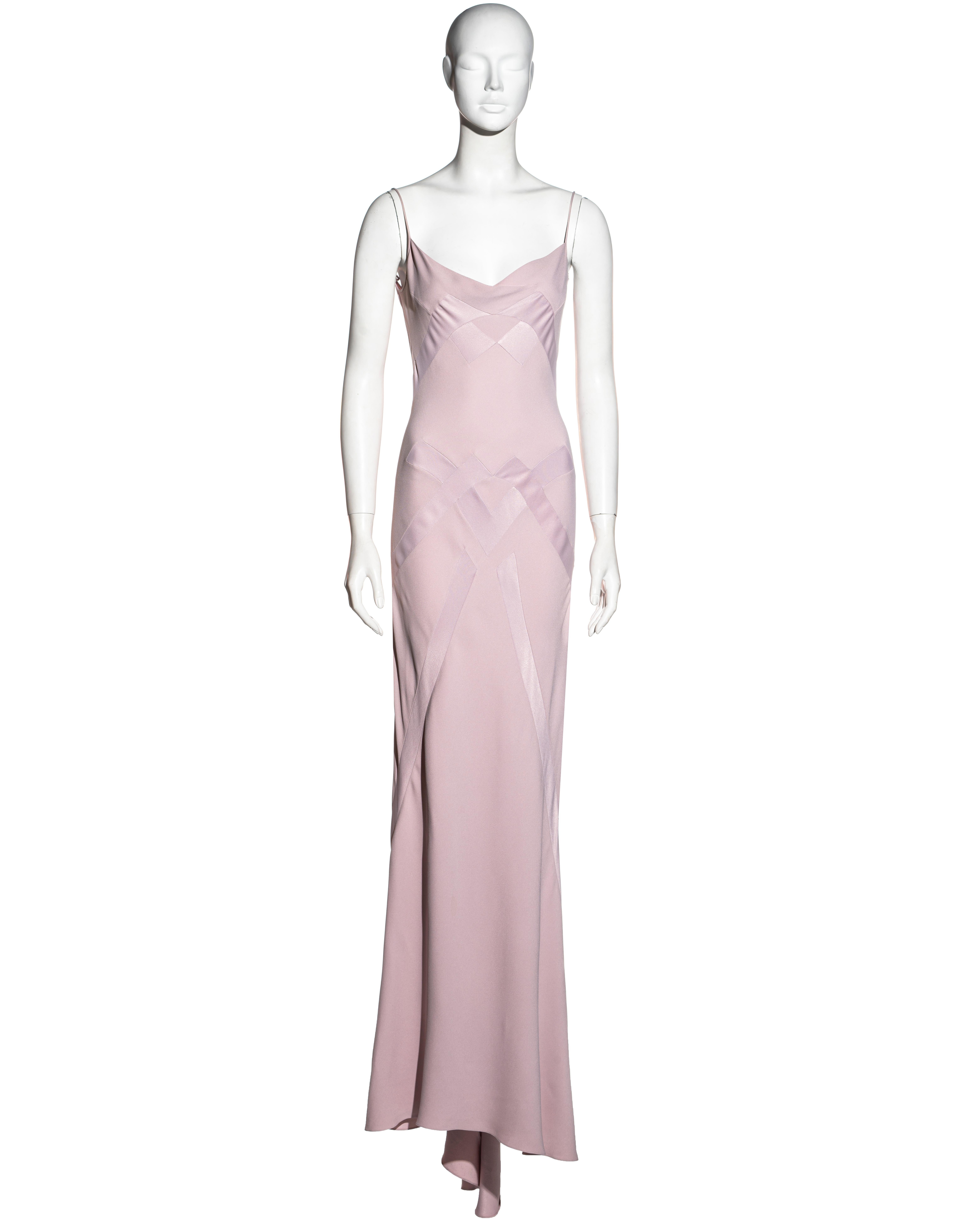 ▪ Vestido de noche de crepé satinado John Galliano 
▪ Tirantes finos 
▪ Escote de pico  
▪ Falda entrenada
▪ Múltiples paneles satinados forman un dibujo geométrico 
▪ 80% Acetato, 20% Viscosa 
▪ FR 38 - UK 10 - US 6 
▪ Primavera-Verano 1995