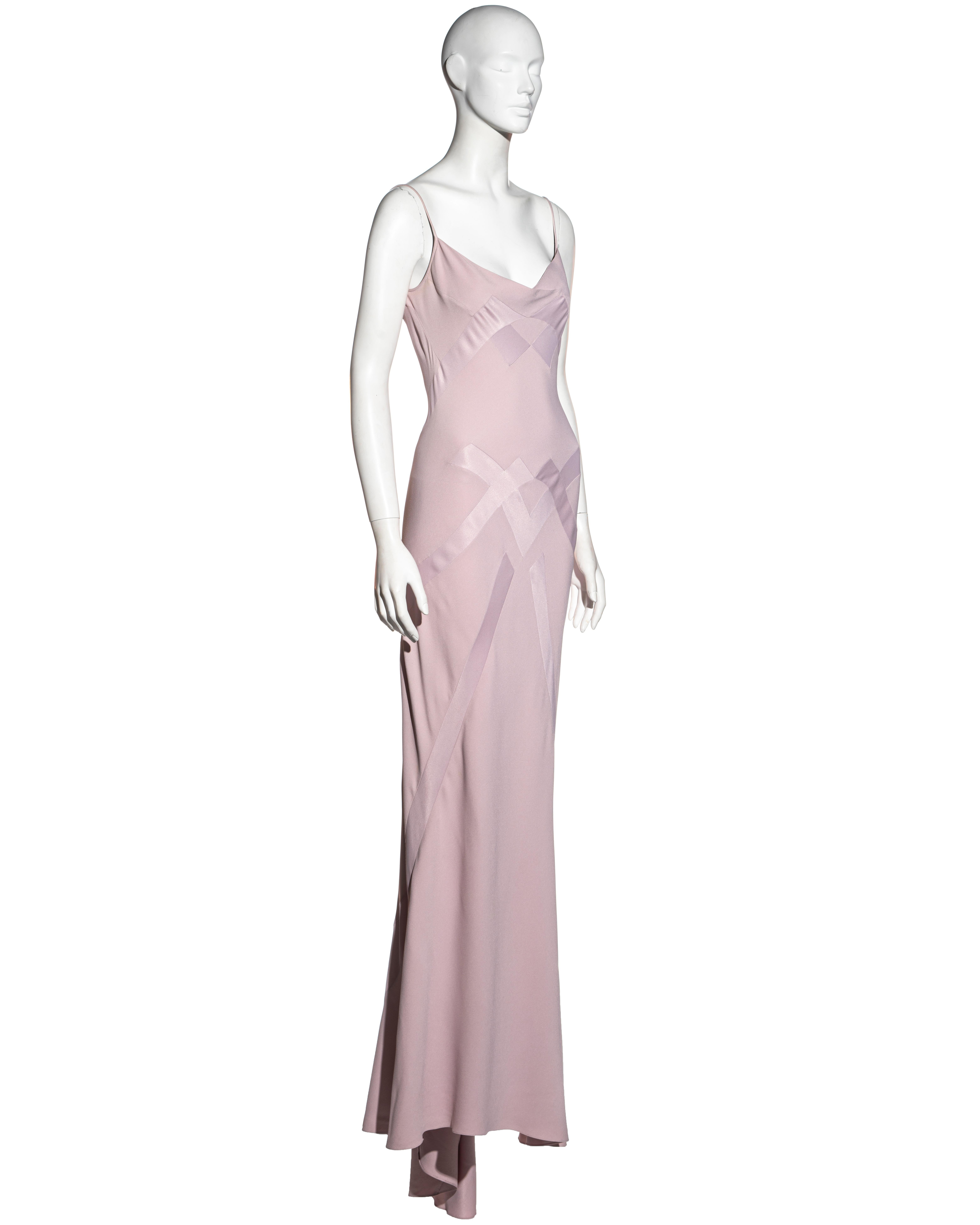 De las mujeres John Galliano vestido de noche formado de crepé satinado rosa pálido, ss 1995