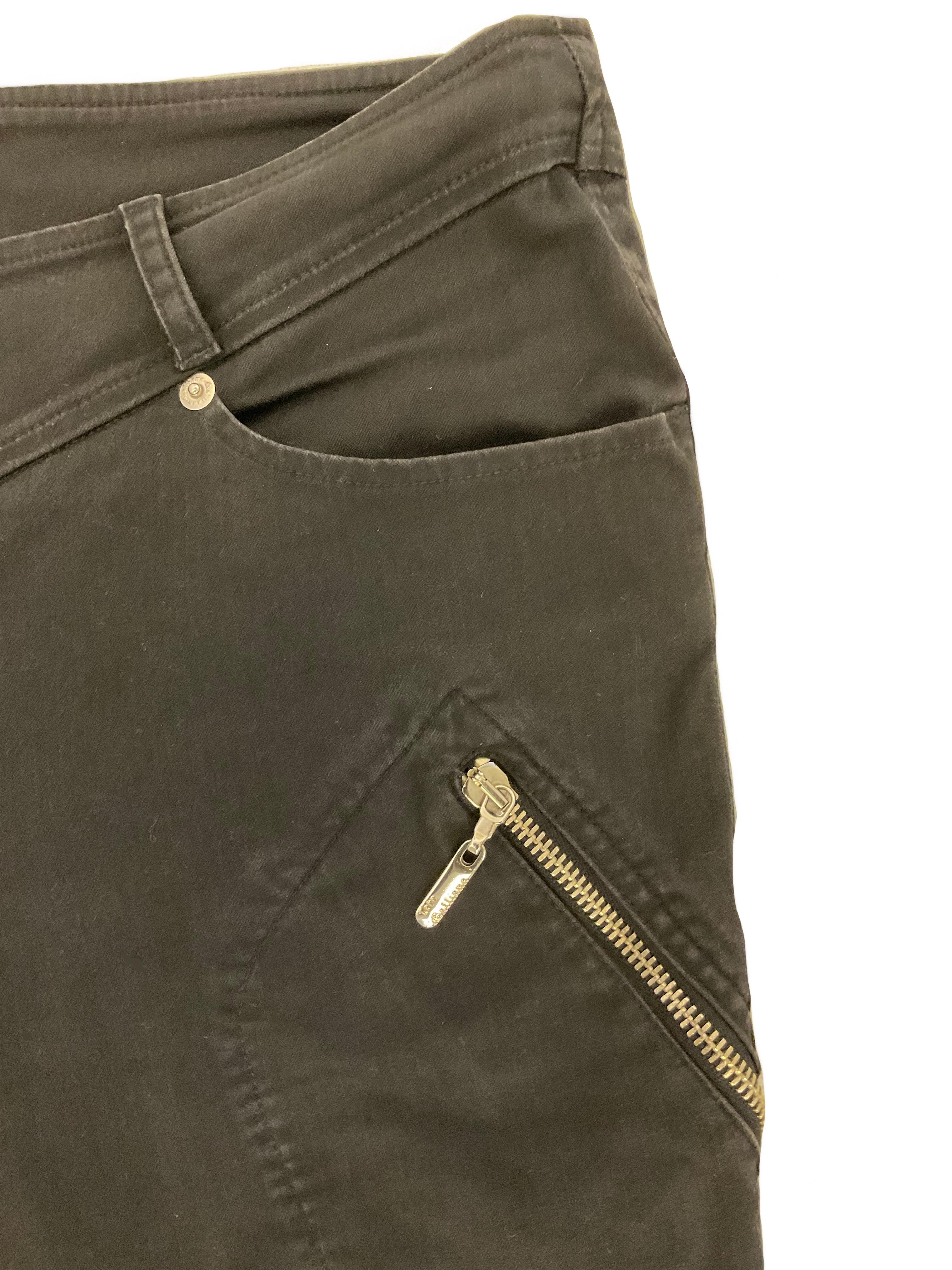 John Galliano Pantalon slim nero en tessuto denim stretch en vente 1