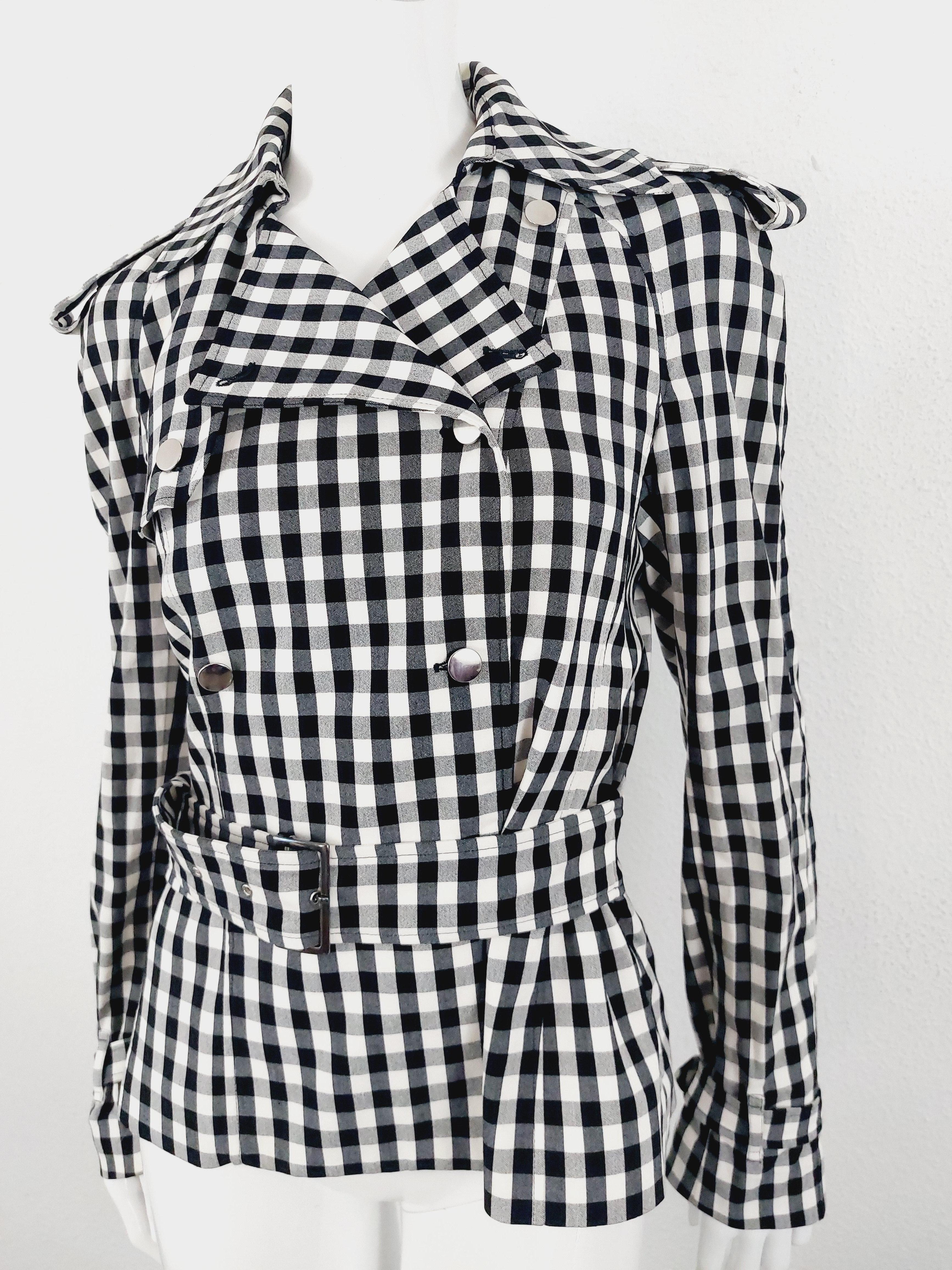 John Galliano Paris Checkered Vintage Y2K Button Up Blazer Jacket

Rage vintage Piece from John Galliano!
It has several butons, you can wear in different ways!
Excellent condition.

Fits S/M.
Fr 42, GB 14, D 40, USA 8

Measurements:
Armpit to