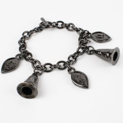 John Galliano Paris Armband aus Gunmetal mit baumelnden Anhängern
