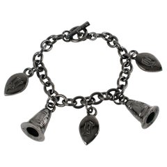 John Galliano Paris Armband aus Gunmetal mit baumelnden Anhängern