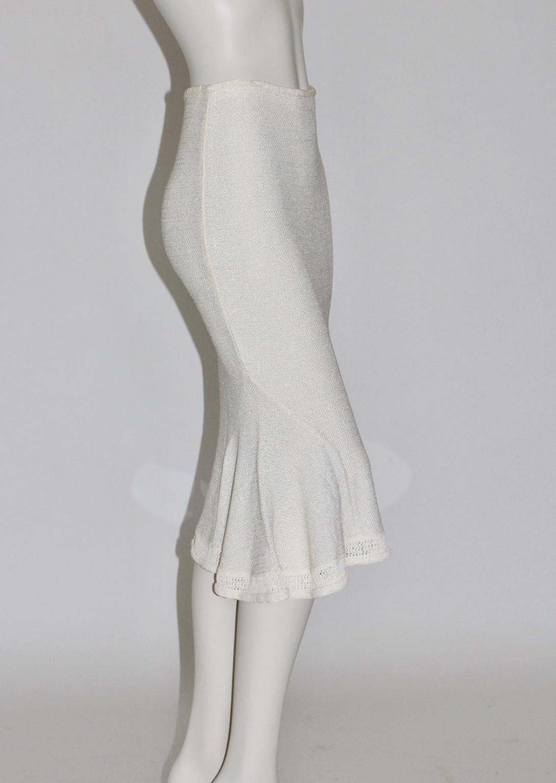 We present an eye-catching knit skirt in the color off white.
The skirt is easy to combine and it will be your favourite piece in your wardrobe.
This high-quality off white knit skirt by John Galliano Paris from the 1990s was made of 70 % Viscose