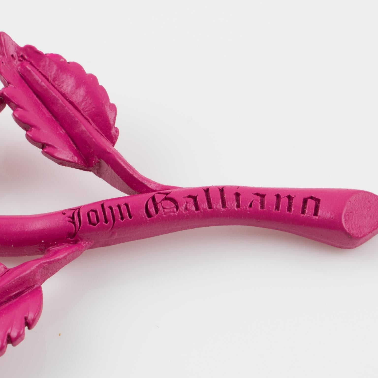 Femenino o masculino John Galliano París Broche de metal esmaltado rosa y margarita de paja en venta